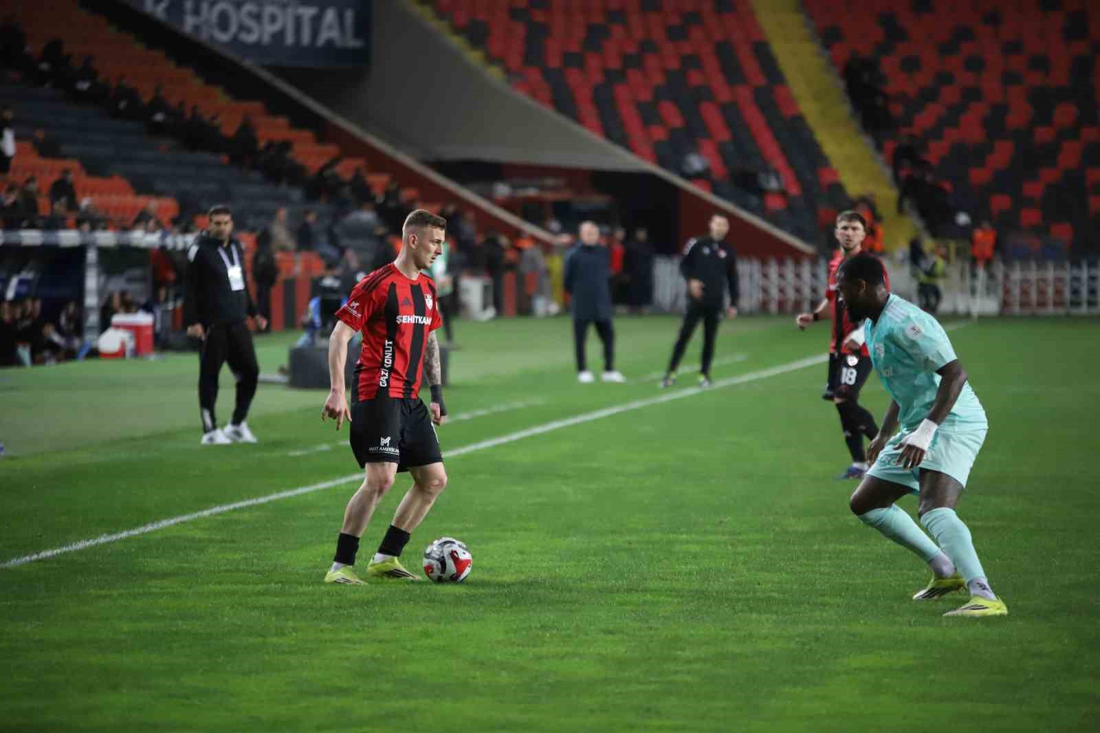 Trendyol Süper Lig: Gaziantep FK: 2 - Kayserispor: 0 (İlk yarı)
