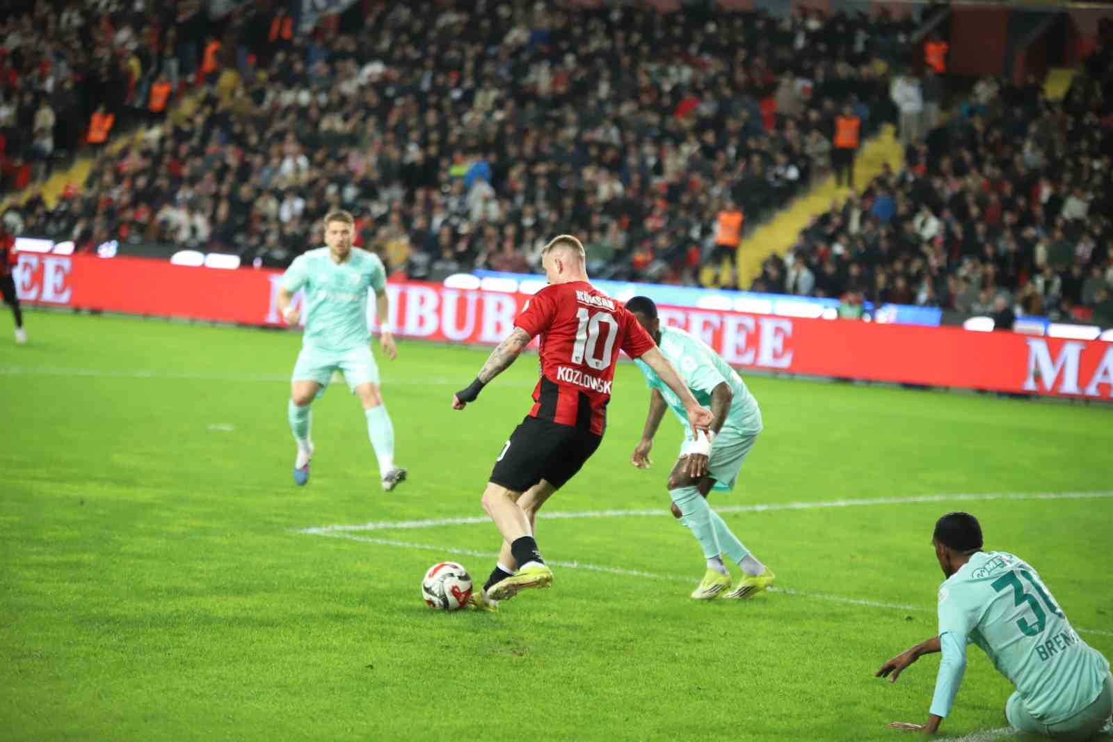 Trendyol Süper Lig: Gaziantep FK: 2 - Kayserispor: 0 (İlk yarı)
