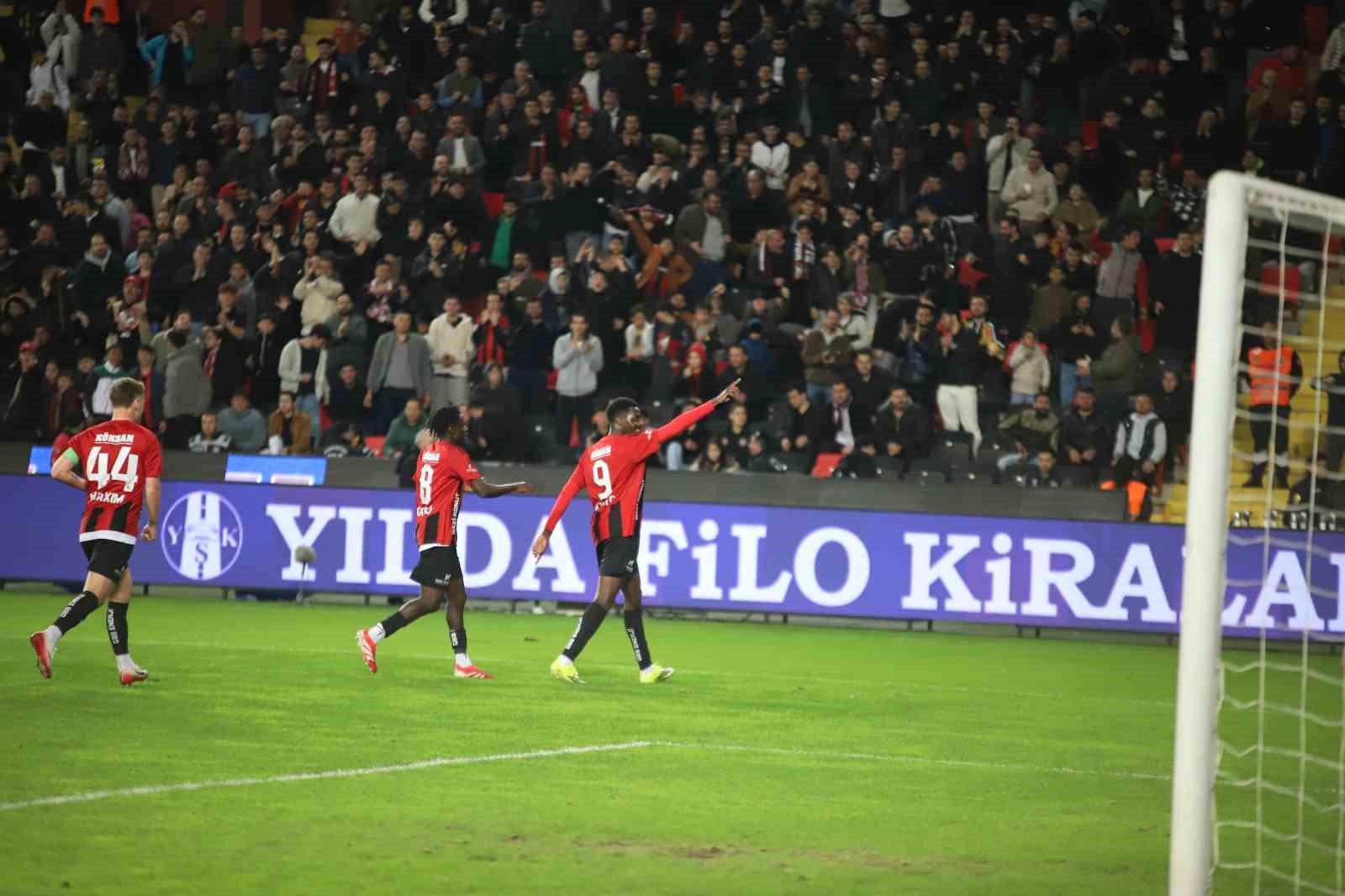 Trendyol Süper Lig: Gaziantep FK: 2 - Kayserispor: 0 (İlk yarı)
