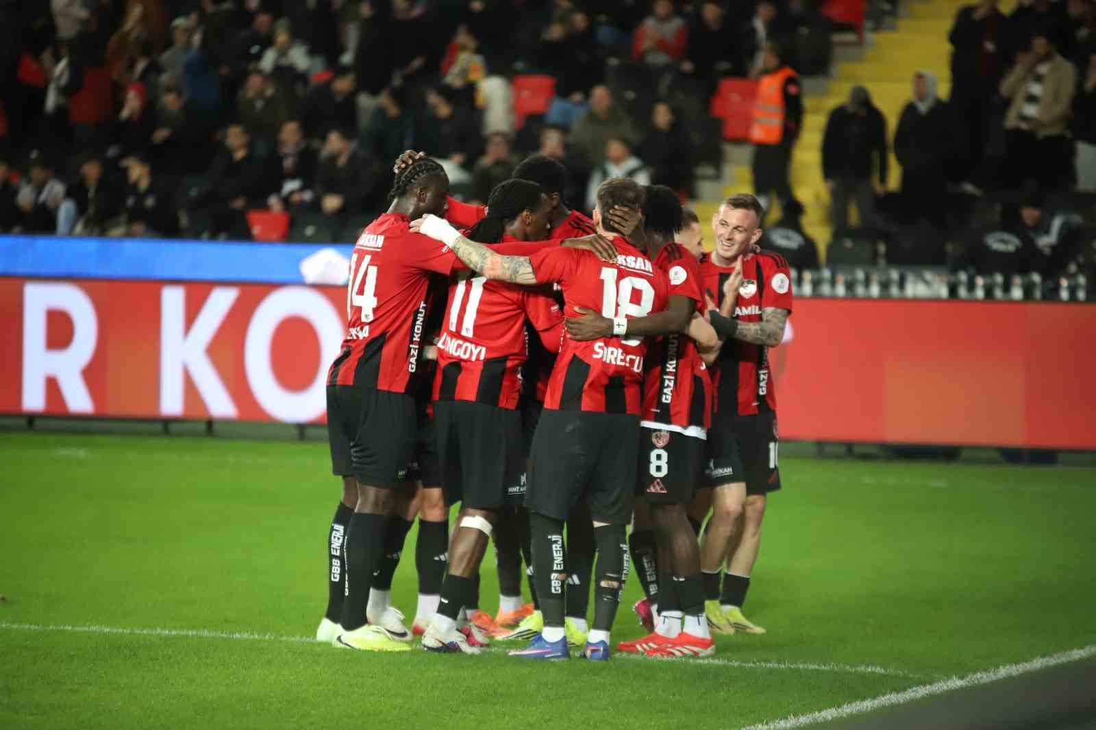 Trendyol Süper Lig: Gaziantep FK: 2 - Kayserispor: 0 (İlk yarı)
