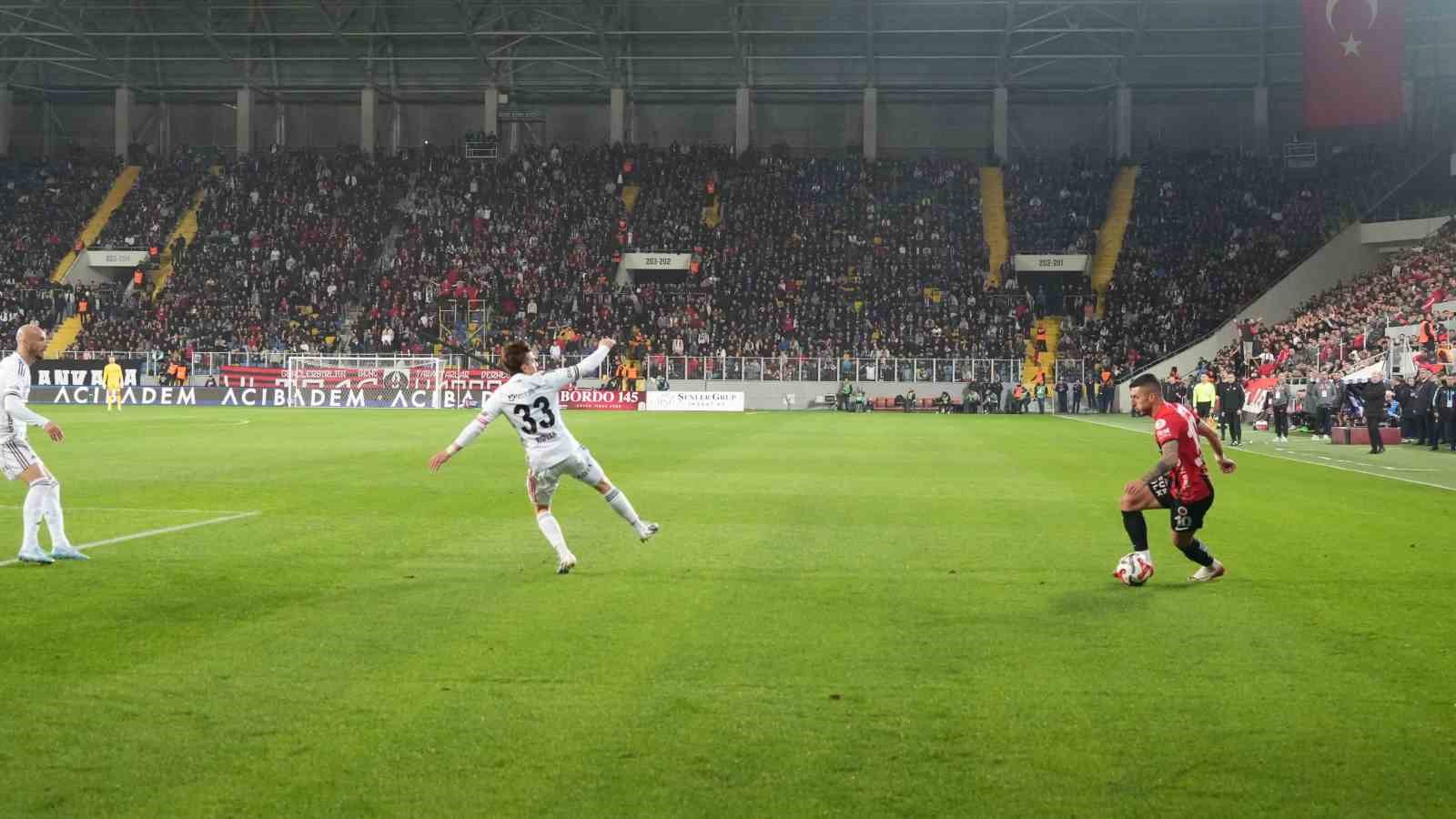 Trendyol Süper Lig: Gençlerbirliği: 0 - Beşiktaş: 0 (İlk yarı)
