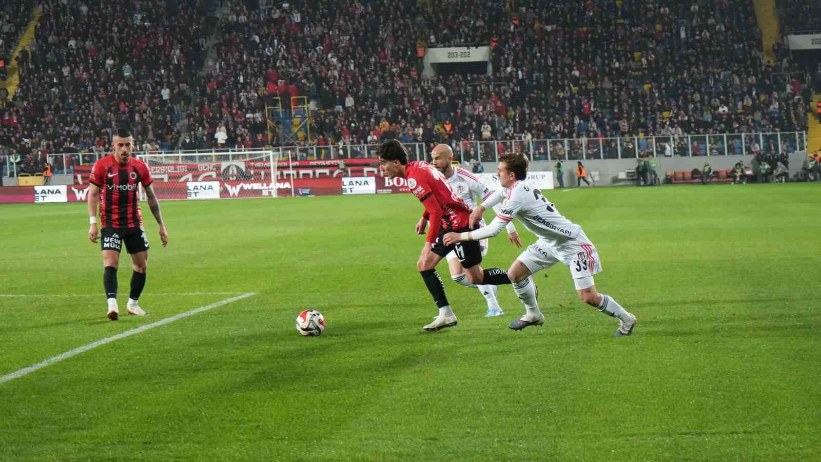 Trendyol Süper Lig: Gençlerbirliği: 0 - Beşiktaş: 0 (İlk yarı)
