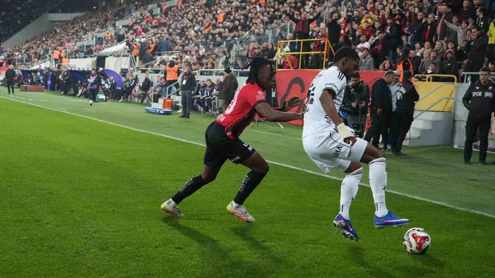 Trendyol Süper Lig: Gençlerbirliği: 0 - Beşiktaş: 0 (Maç devam ediyor)

