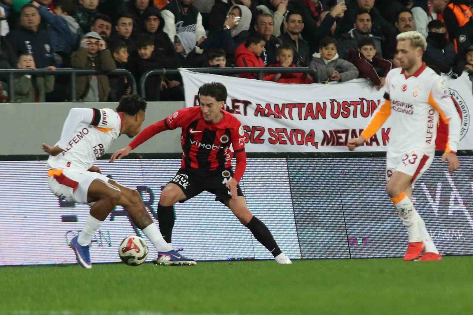 Trendyol Süper Lig: Gençlerbirliği: 0 - Galatasaray: 2 (İlk yarı)
