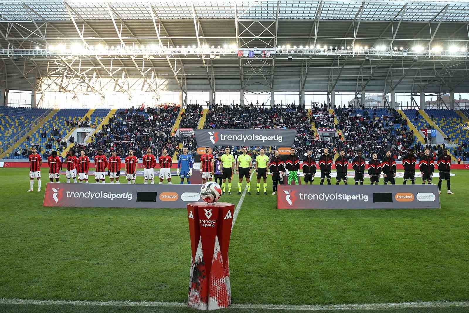 Trendyol Süper Lig: Gençlerbirliği: 0 - Samsunspor: 1 (İlk yarı)
