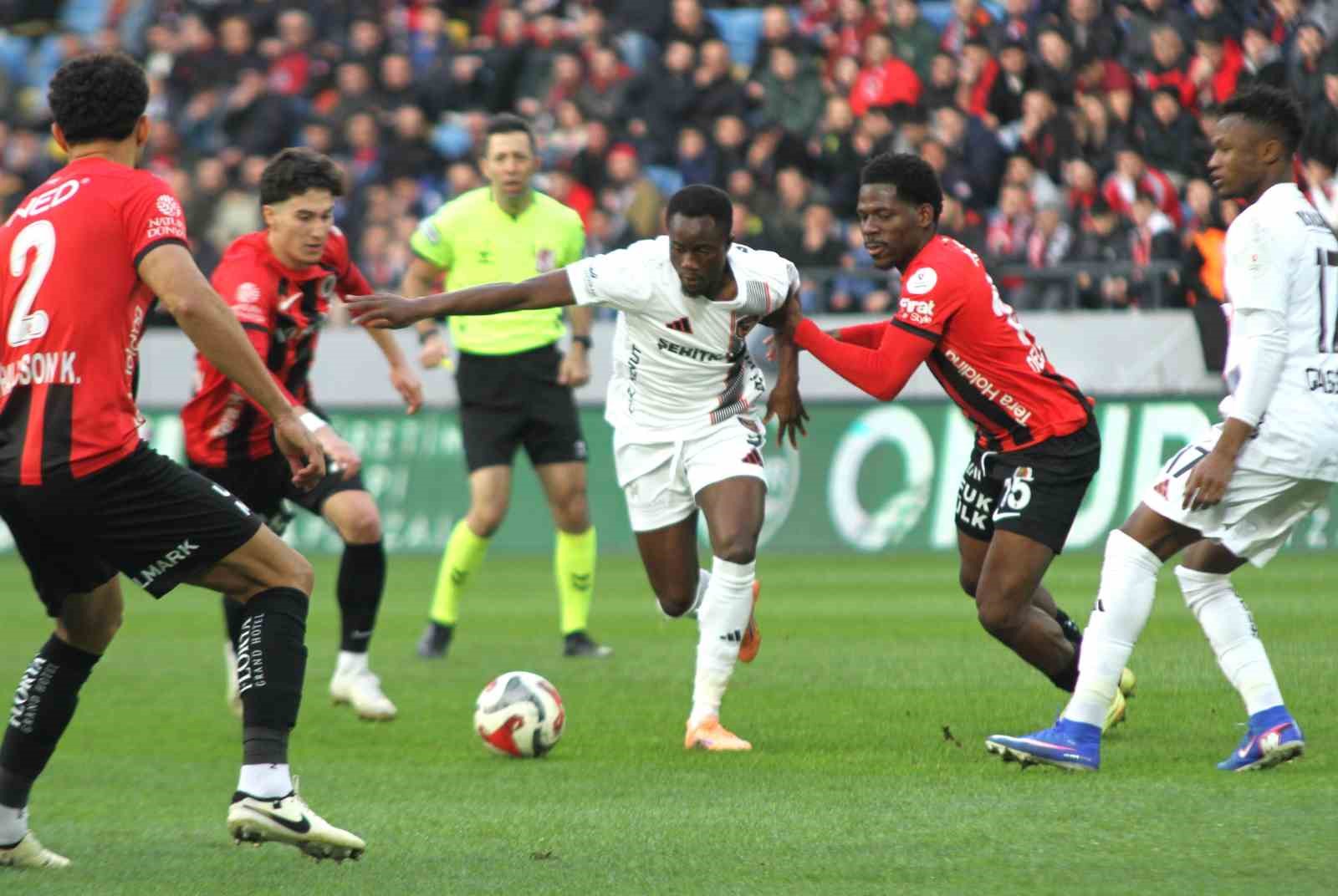 Trendyol Süper Lig: Gençlerbirliği: 1 - Gaziantep FK: 0 (İlk yarı)
Trendyol Süper Lig: Gençlerbirliği: 1 - Gaziantep FK: 0 (İlk yarı)