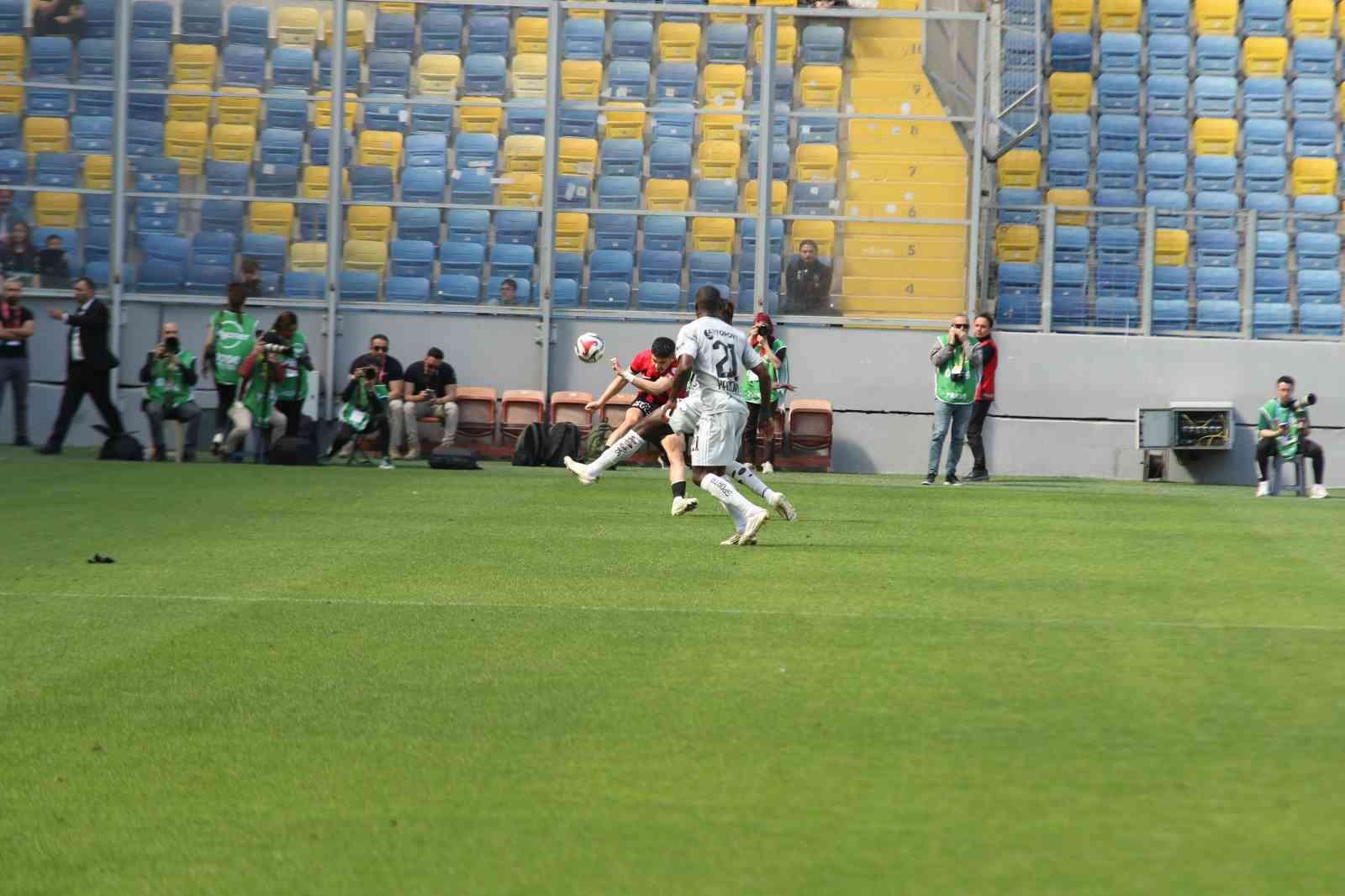 Trendyol Süper Lig: Gençlerbirliği: 1 - Kocaelispor: 0 (İlk yarı)
