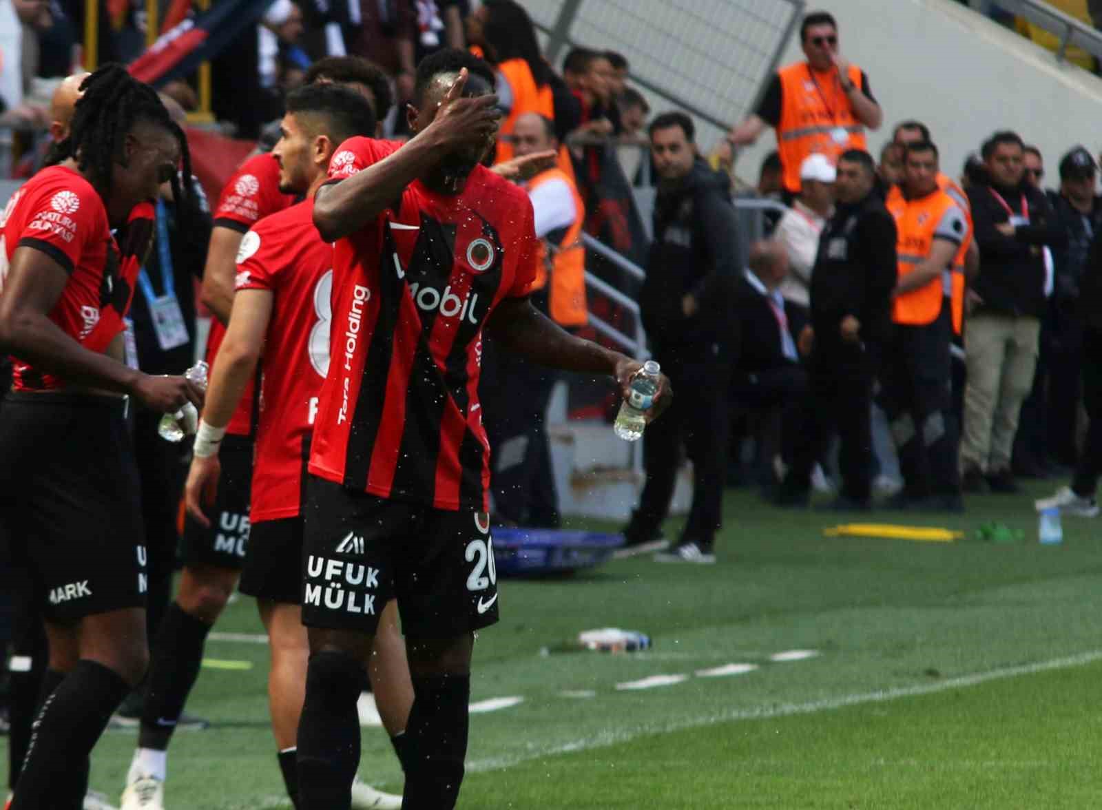 Trendyol Süper Lig: Gençlerbirliği: 1 - Kocaelispor: 0 (İlk yarı)
