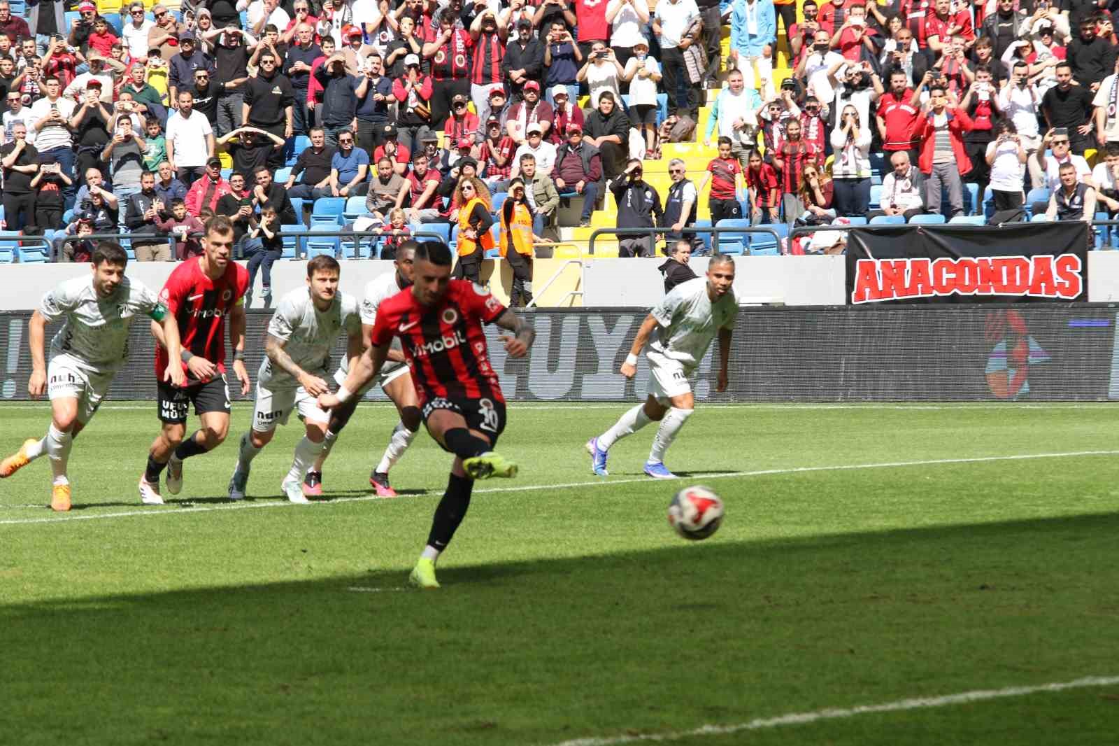 Trendyol Süper Lig: Gençlerbirliği: 1 - Kocaelispor: 0 (İlk yarı)
