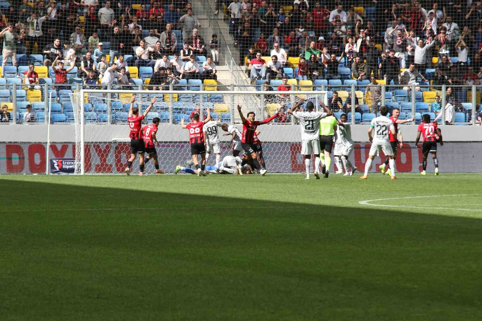 Trendyol Süper Lig: Gençlerbirliği: 1 - Kocaelispor: 0 (İlk yarı)
