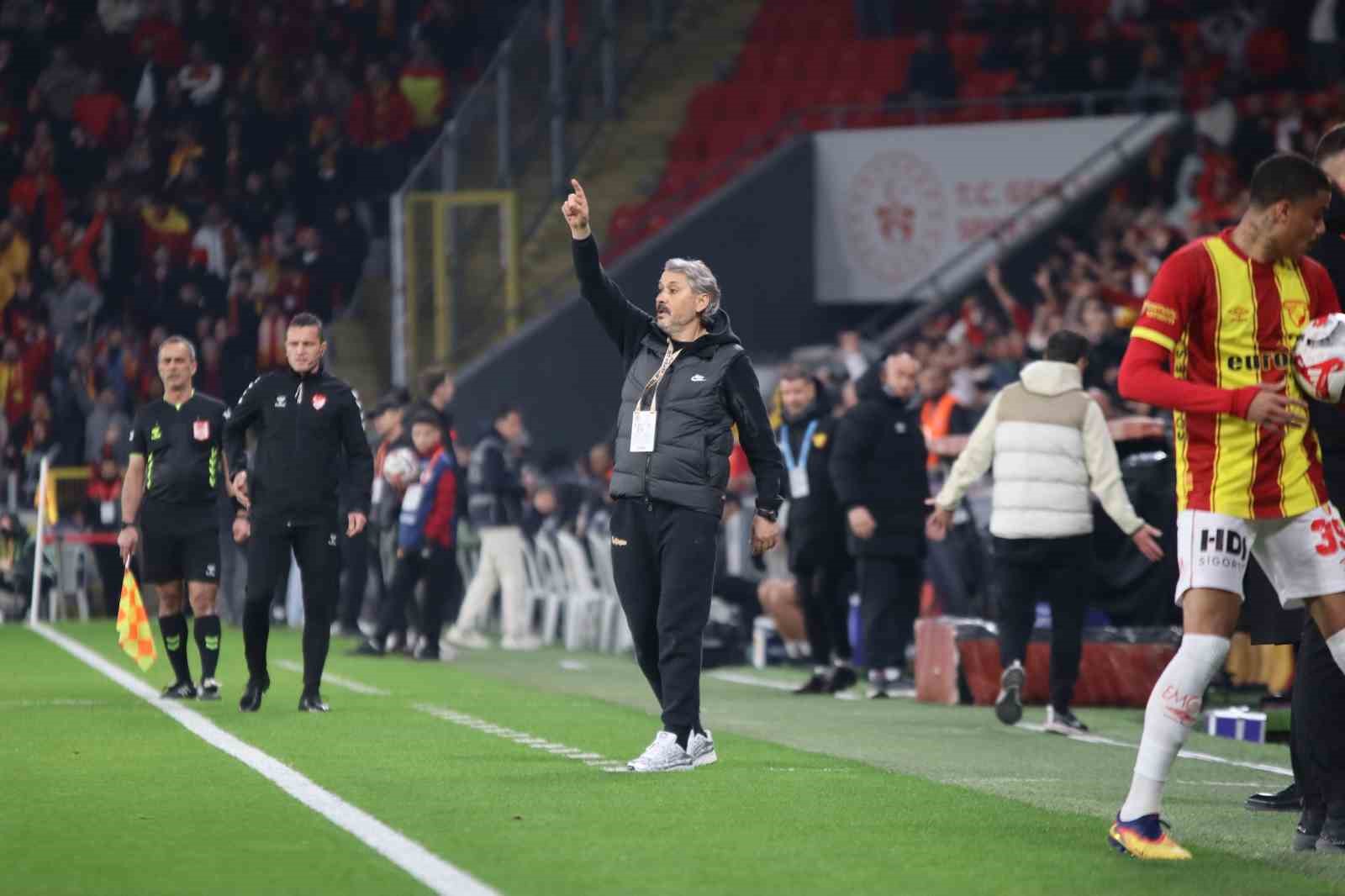 Trendyol Süper Lig: Göztepe: 0 - Eyüpspor: 0 (İlk yarı)
