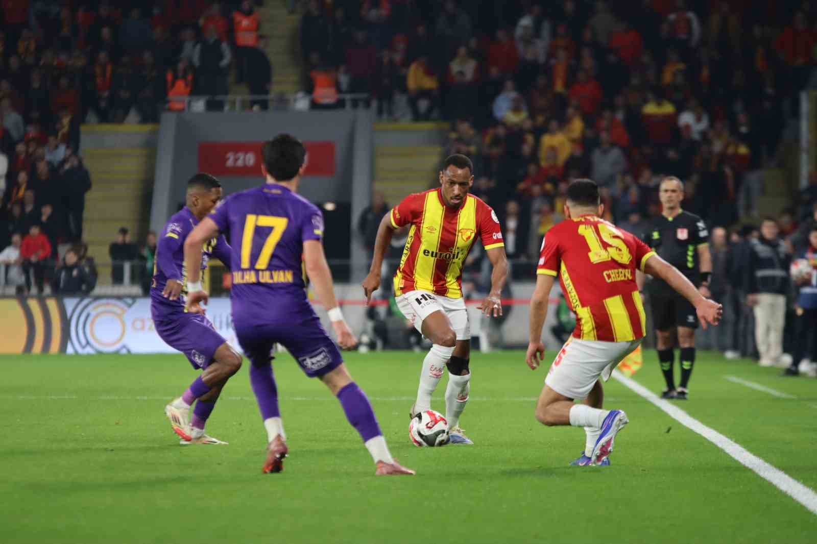 Trendyol Süper Lig: Göztepe: 0 - Eyüpspor: 0 (İlk yarı)
