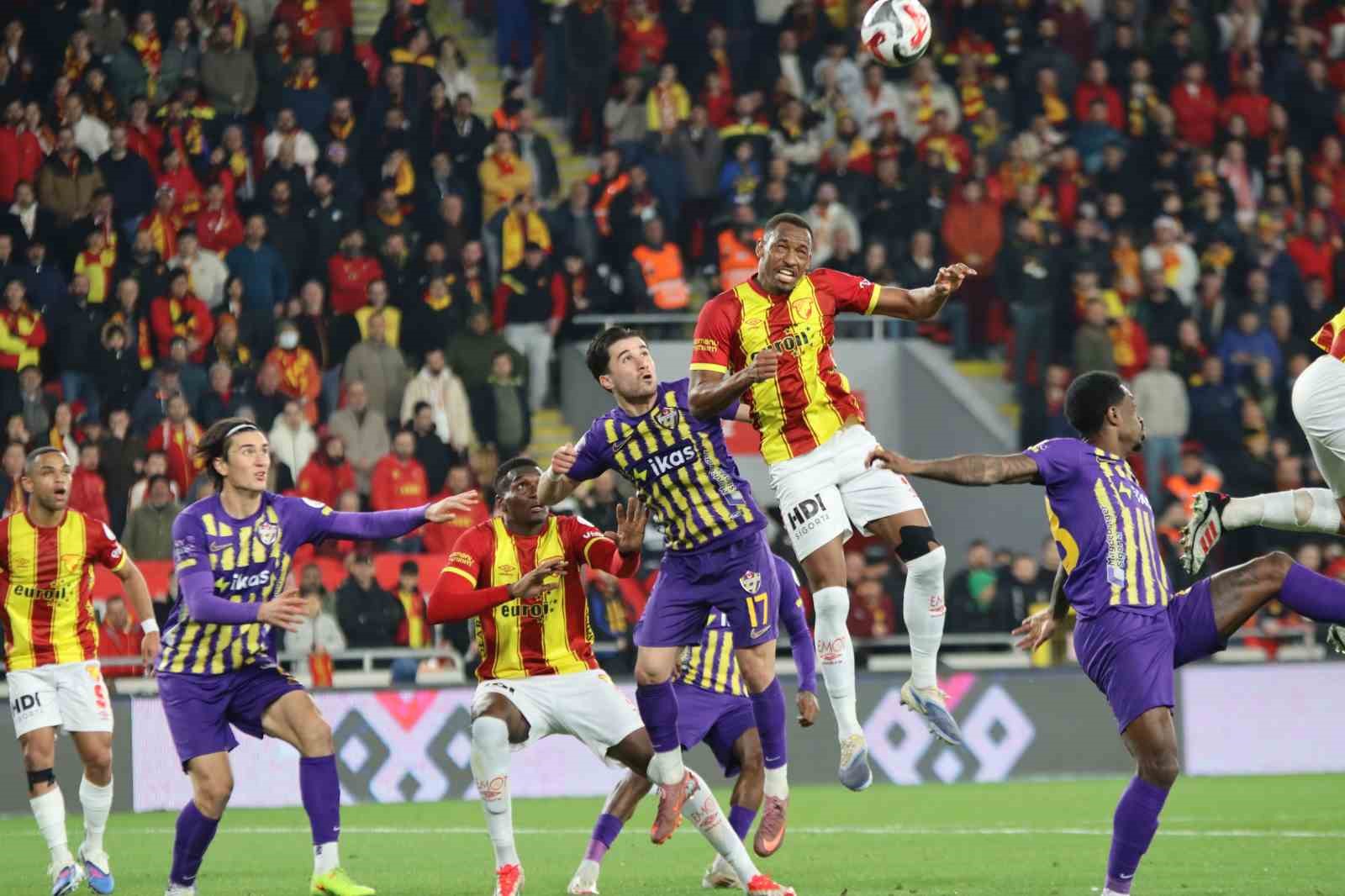 Trendyol Süper Lig: Göztepe: 0 - Eyüpspor: 0 (İlk yarı)
