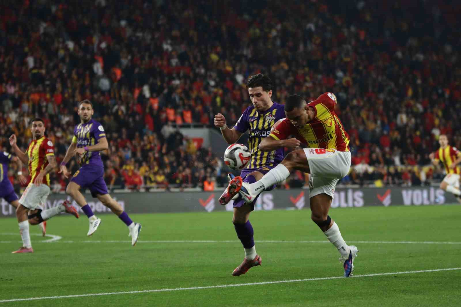 Trendyol Süper Lig: Göztepe: 0 - Eyüpspor: 0 (İlk yarı)
