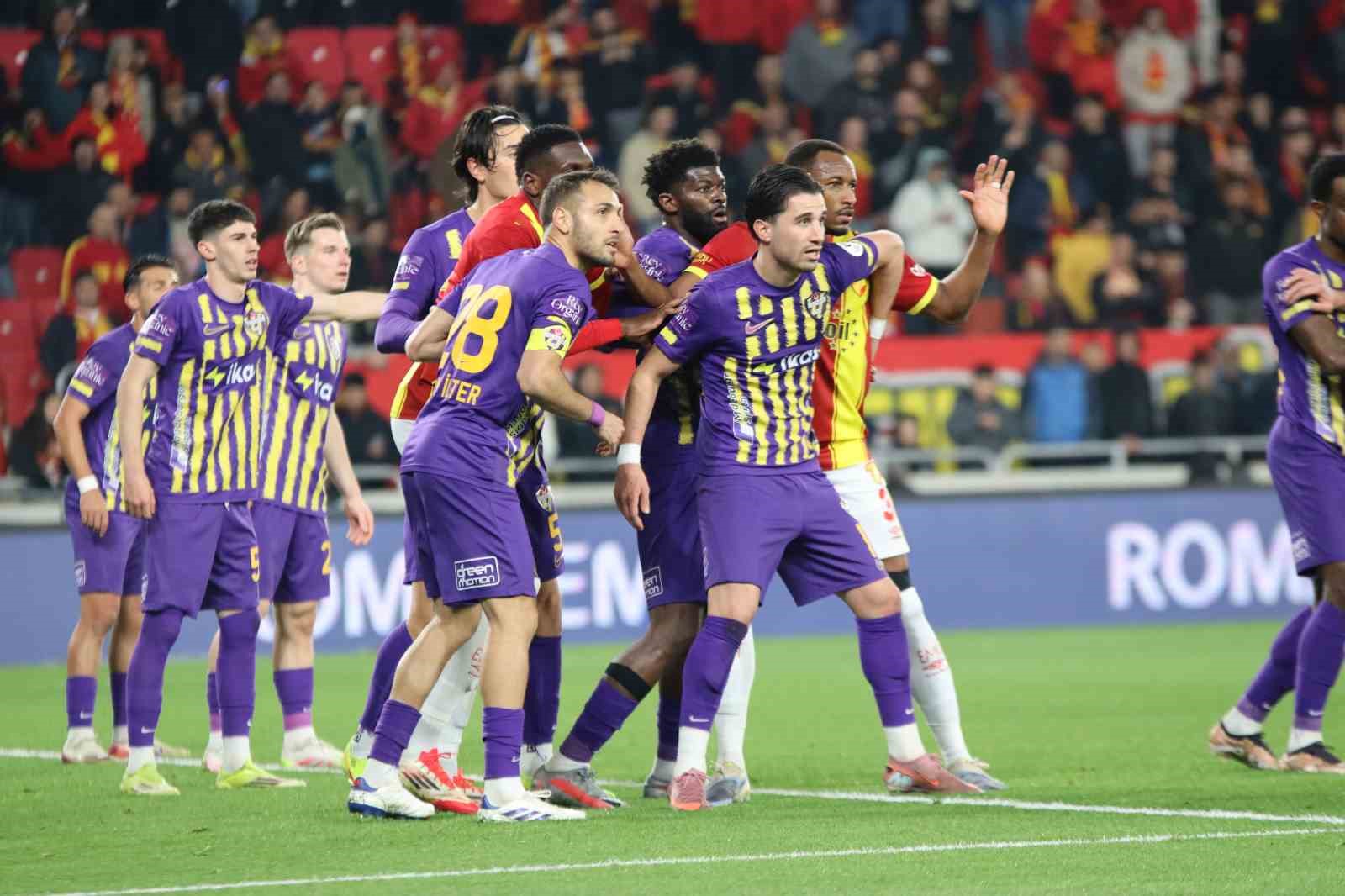 Trendyol Süper Lig: Göztepe: 0 - Eyüpspor: 0 (İlk yarı)
