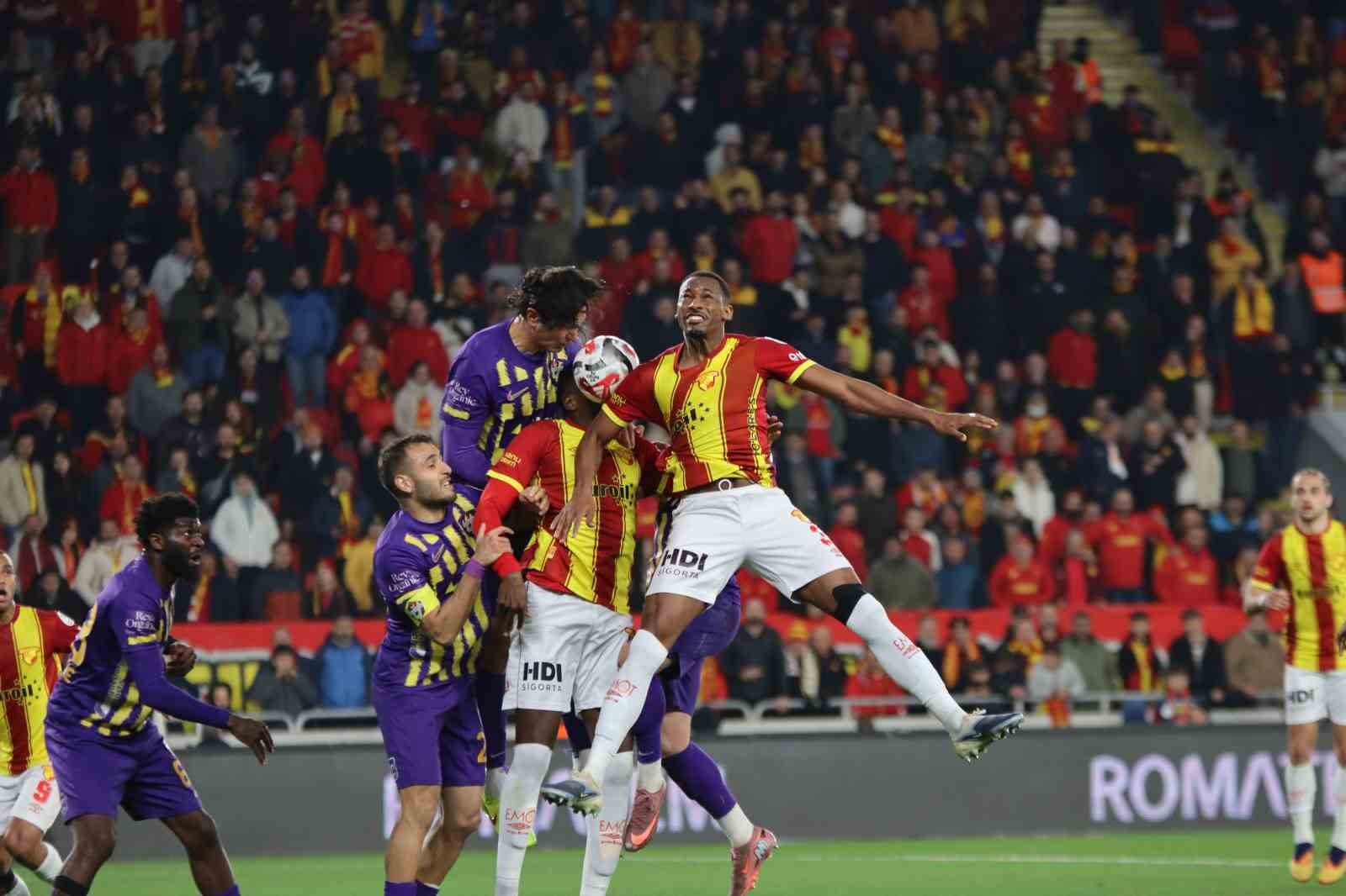 Trendyol Süper Lig: Göztepe: 0 - Eyüpspor: 0 (İlk yarı)
