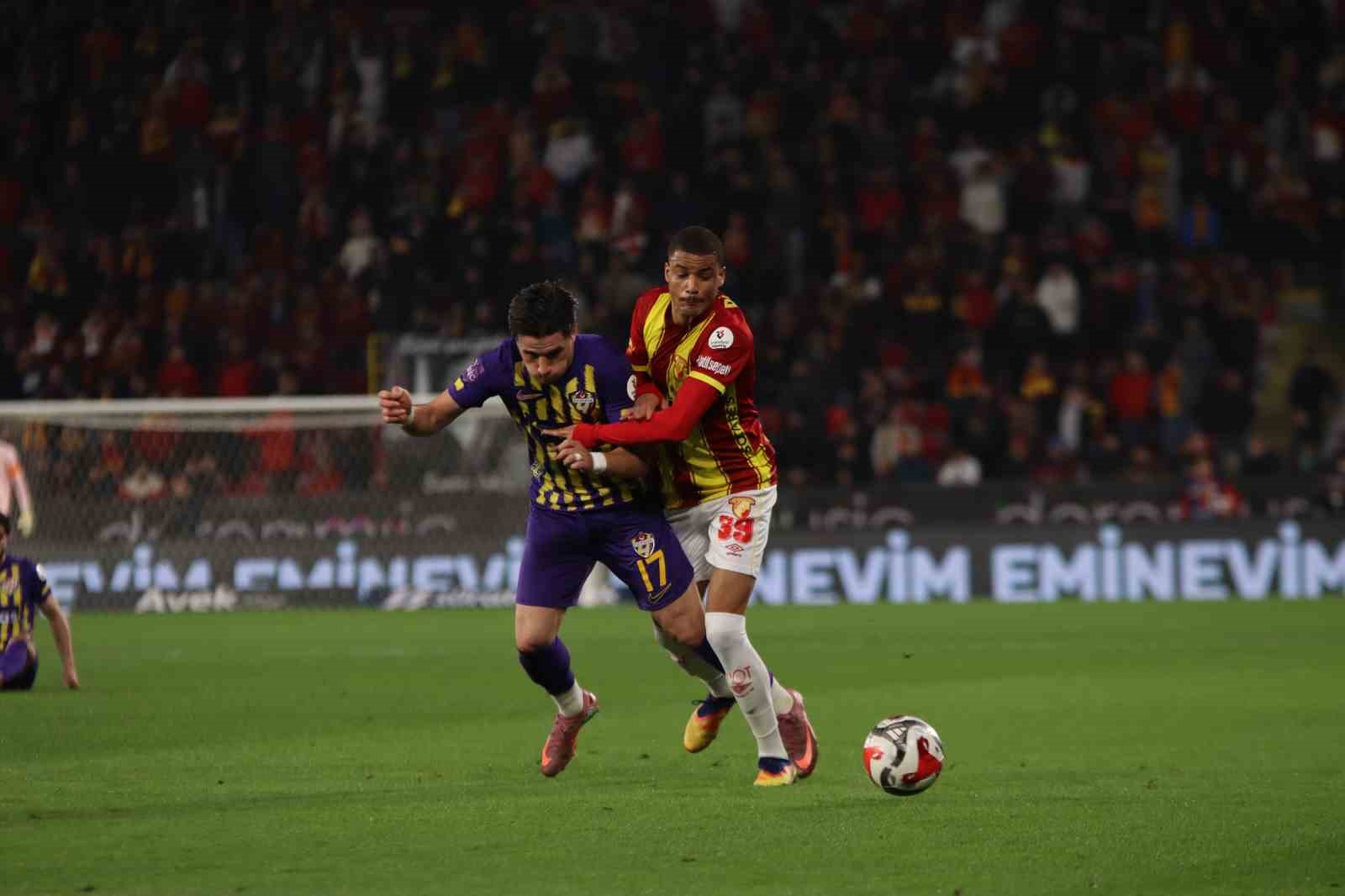 Trendyol Süper Lig: Göztepe: 0 - Eyüpspor: 0 (İlk yarı)
