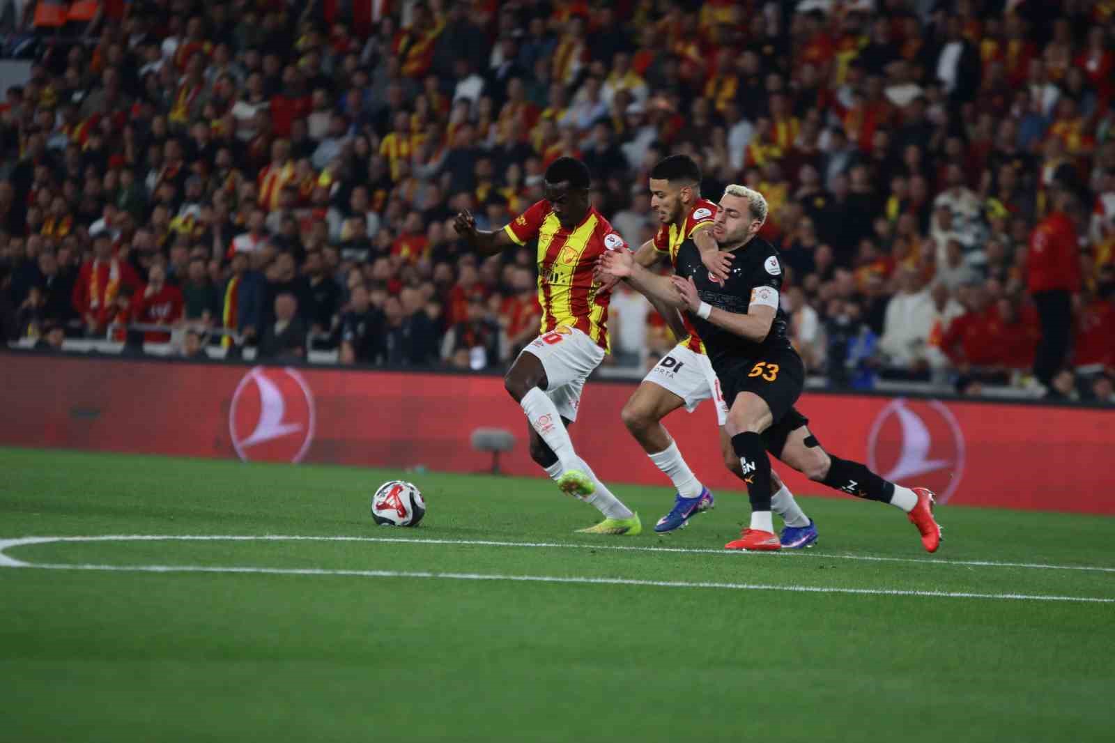 Trendyol Süper Lig: Göztepe: 0 - Galatasaray: 1 (Maç devam ediyor)
