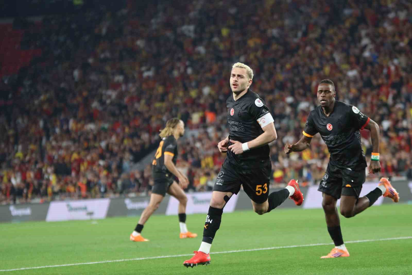 Trendyol Süper Lig: Göztepe: 0 - Galatasaray: 1 (Maç devam ediyor)
