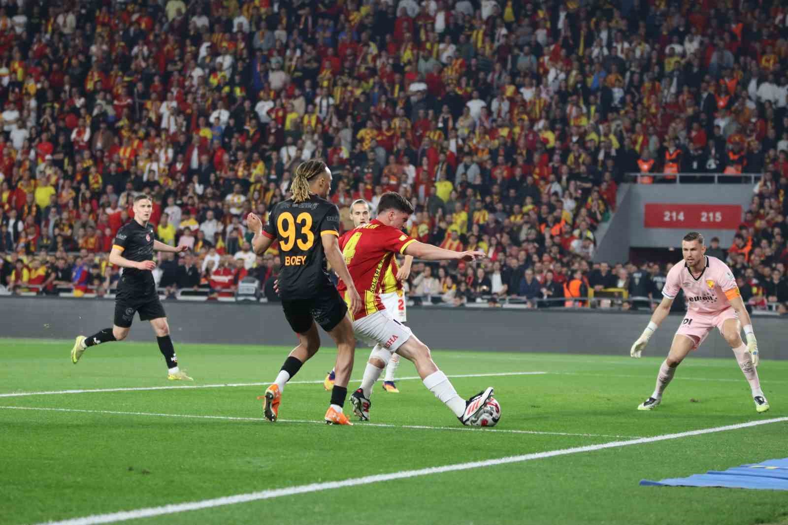 Trendyol Süper Lig: Göztepe: 0 - Galatasaray: 1 (Maç devam ediyor)
