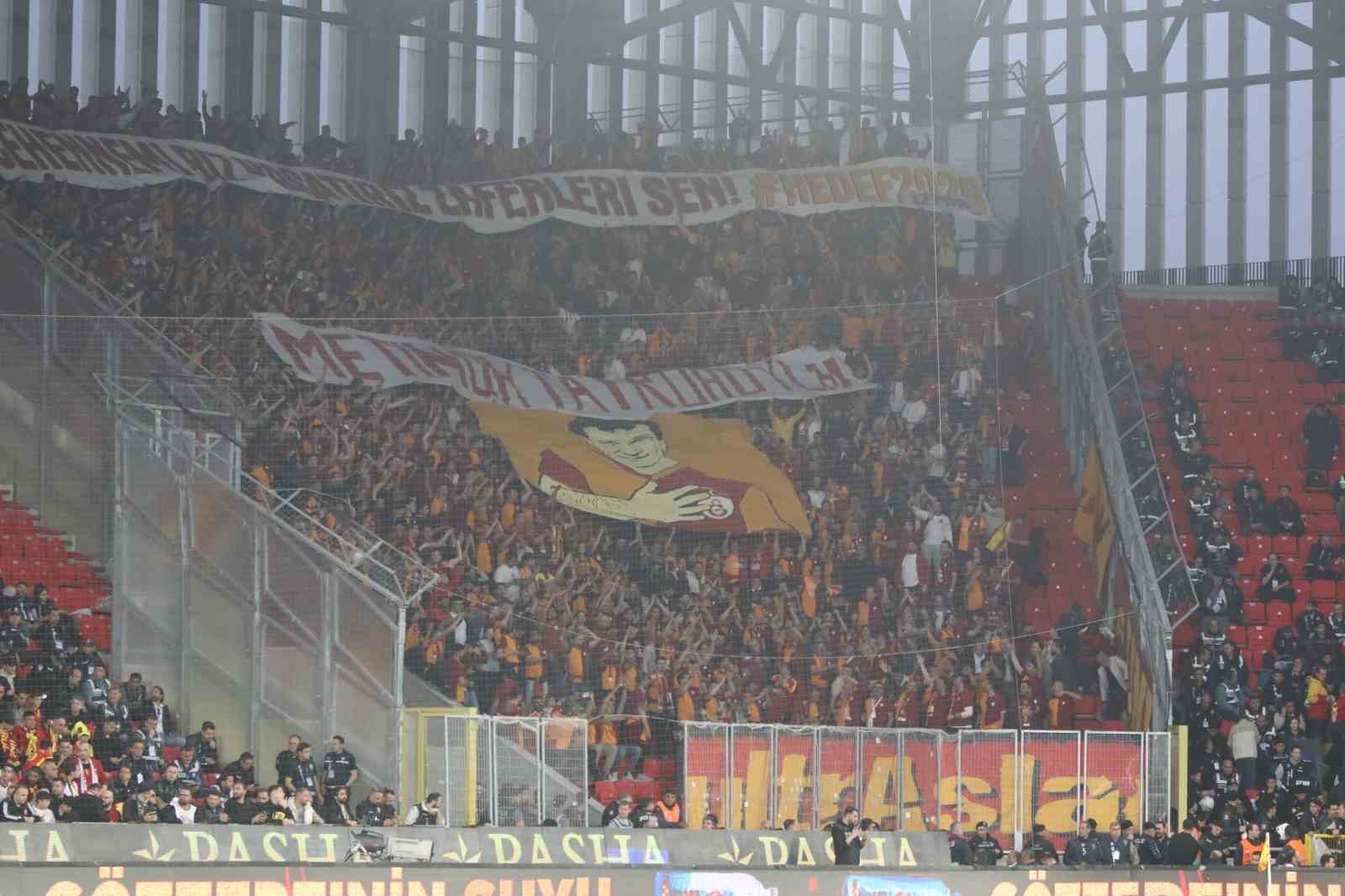 Trendyol Süper Lig: Göztepe: 0 - Galatasaray: 1 (Maç devam ediyor)
