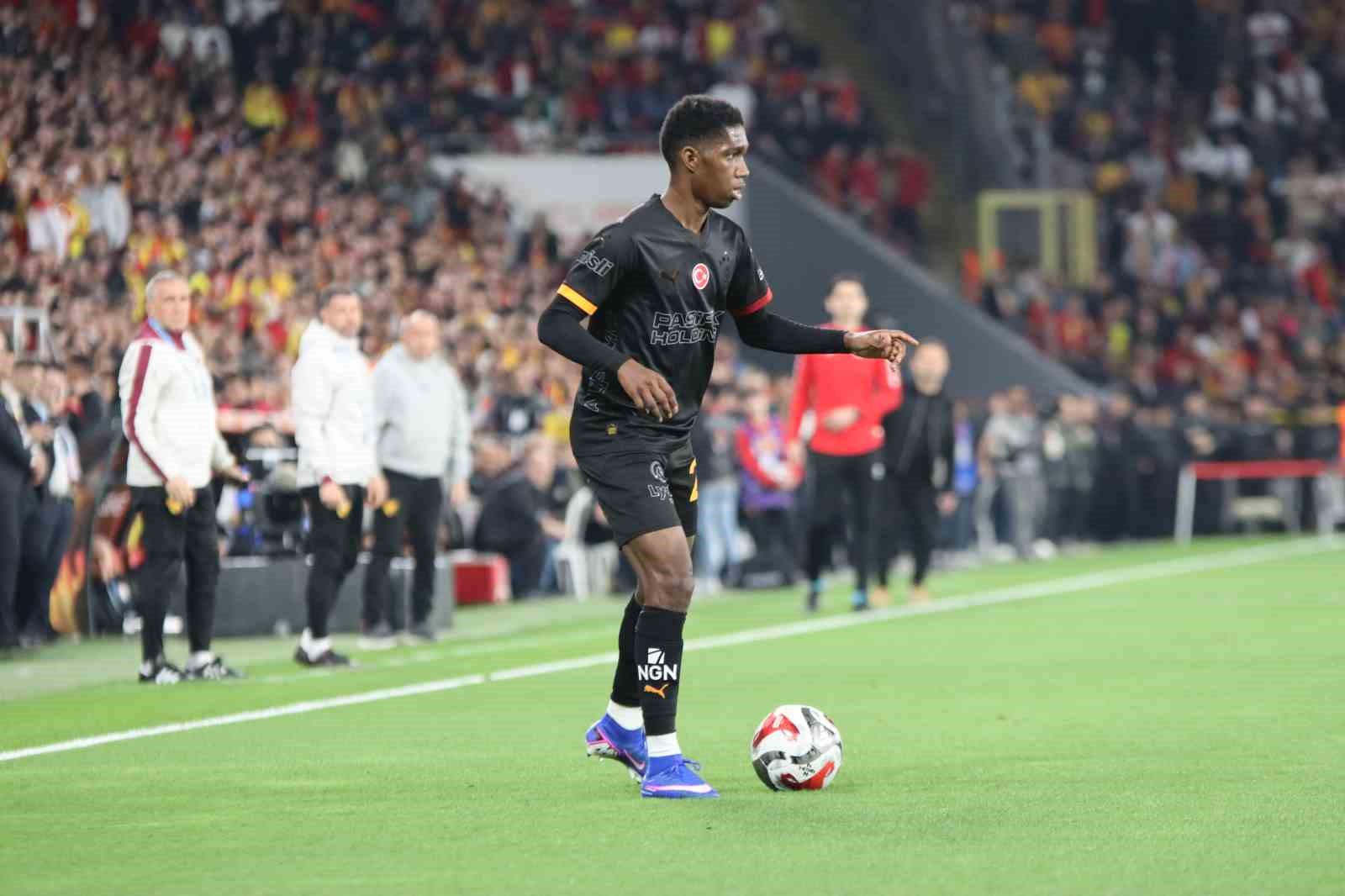 Trendyol Süper Lig: Göztepe: 0 - Galatasaray: 2 (İlk yarı)
