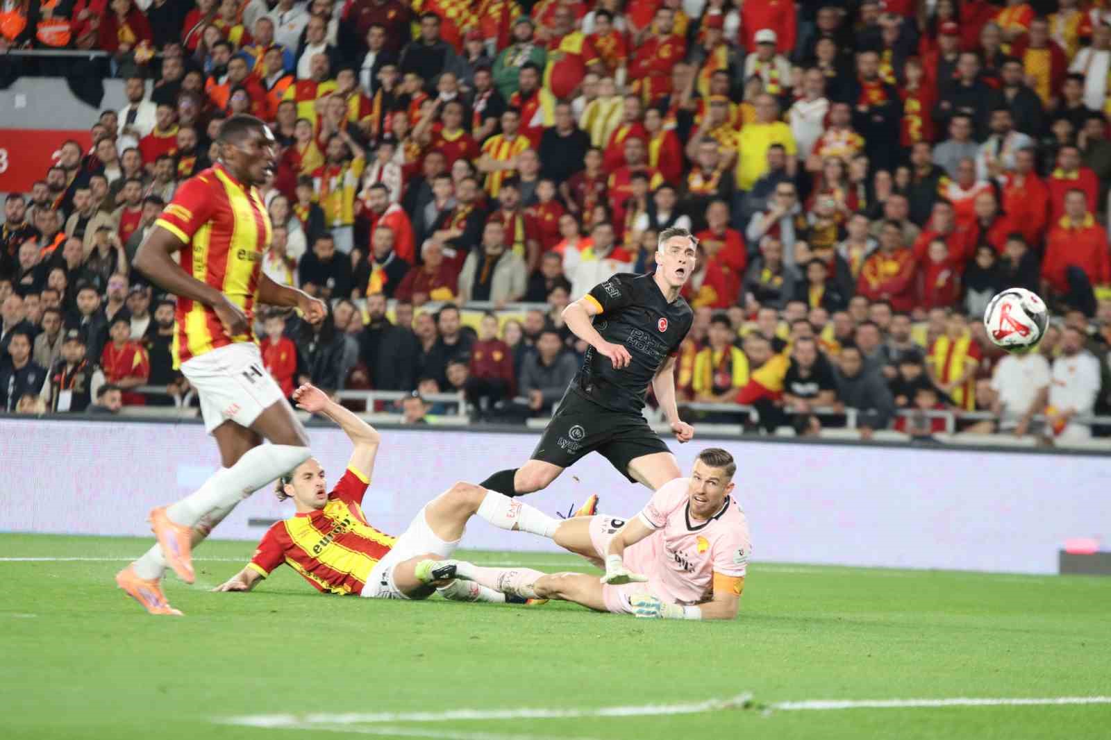Trendyol Süper Lig: Göztepe: 0 - Galatasaray: 2 (İlk yarı)
