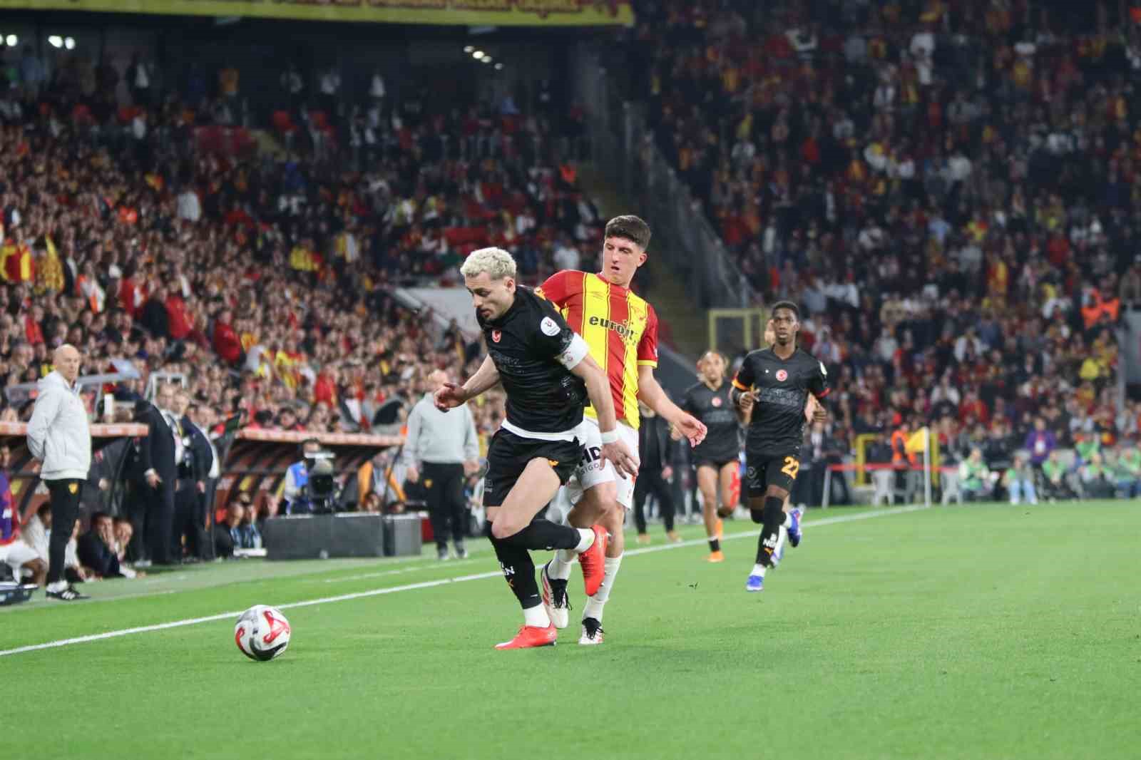 Trendyol Süper Lig: Göztepe: 0 - Galatasaray: 2 (İlk yarı)
