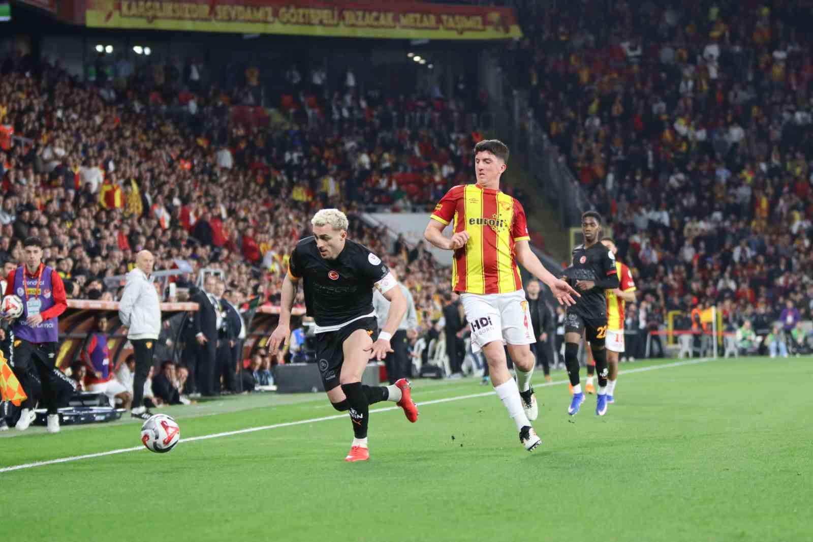 Trendyol Süper Lig: Göztepe: 0 - Galatasaray: 2 (İlk yarı)
