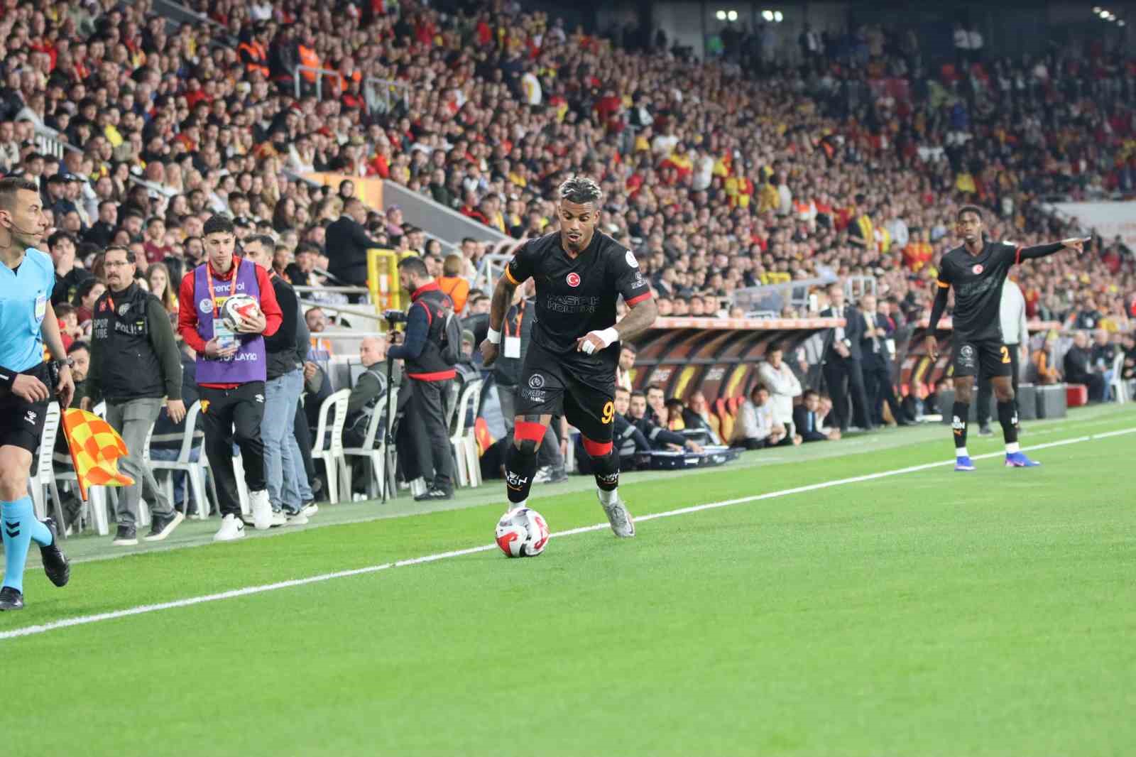 Trendyol Süper Lig: Göztepe: 0 - Galatasaray: 2 (İlk yarı)

