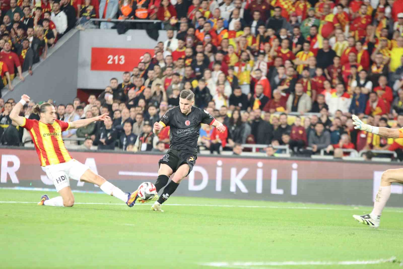 Trendyol Süper Lig: Göztepe: 0 - Galatasaray: 2 (İlk yarı)
