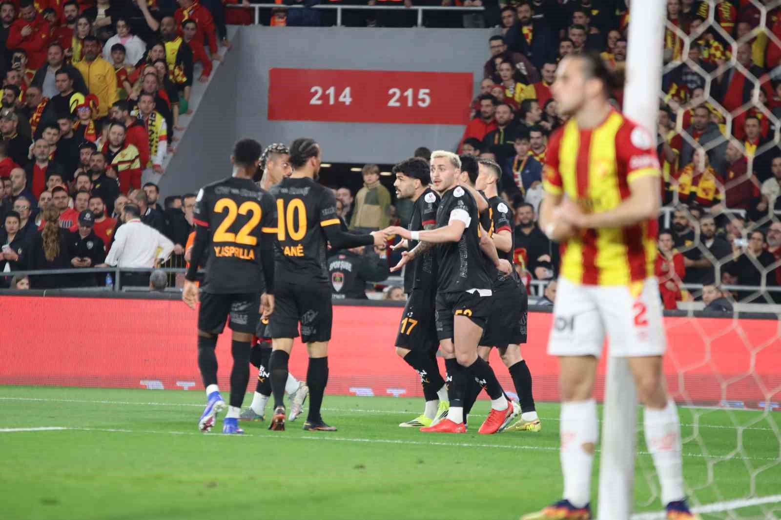 Trendyol Süper Lig: Göztepe: 0 - Galatasaray: 2 (İlk yarı)
