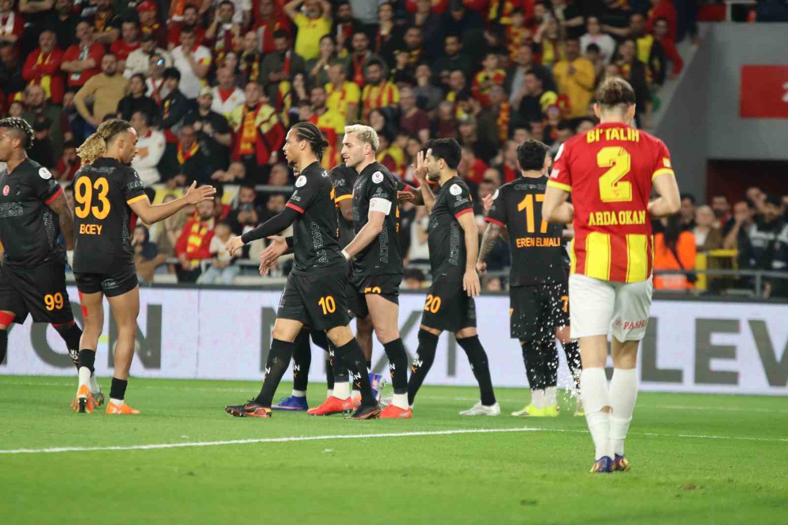 Trendyol Süper Lig: Göztepe: 0 - Galatasaray: 2 (İlk yarı)
