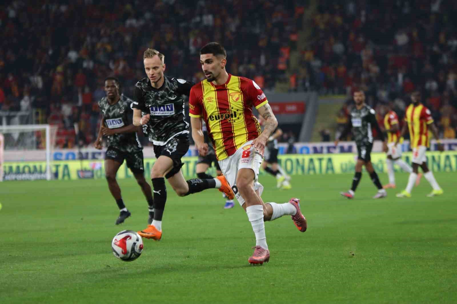 Trendyol Süper Lig: Göztepe: 1 - Alanyaspor: 1 (İlk yarı)
