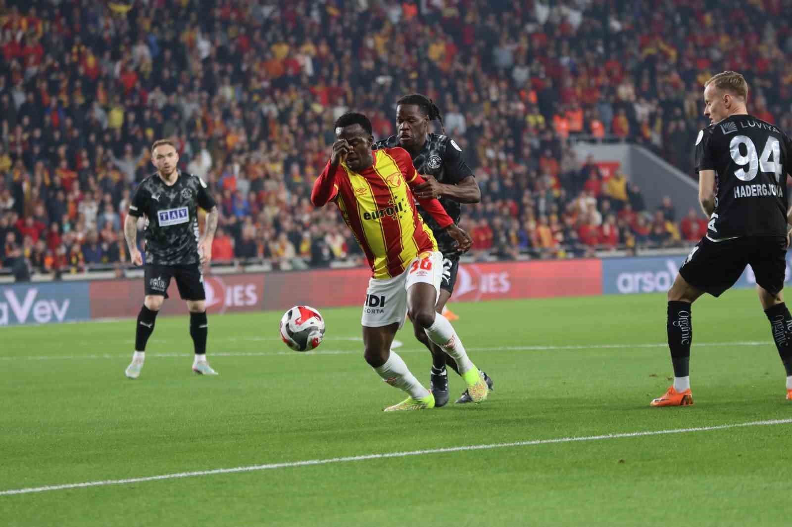 Trendyol Süper Lig: Göztepe: 1 - Alanyaspor: 1 (İlk yarı)
