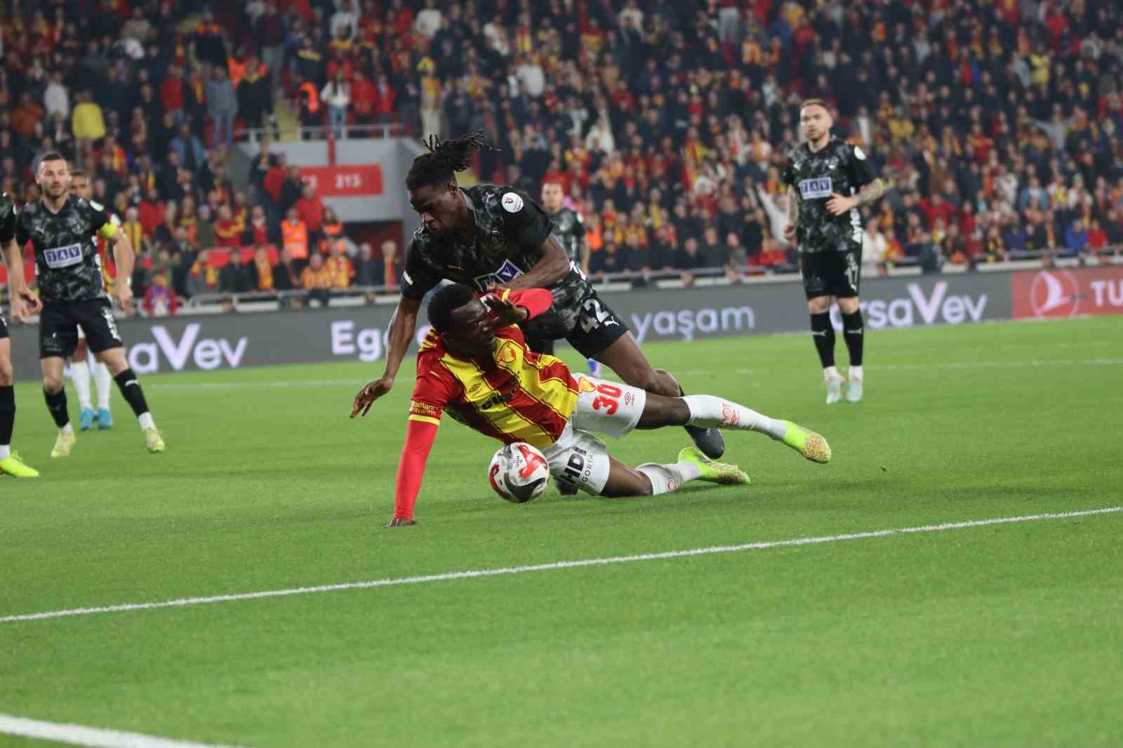 Trendyol Süper Lig: Göztepe: 1 - Alanyaspor: 1 (İlk yarı)

