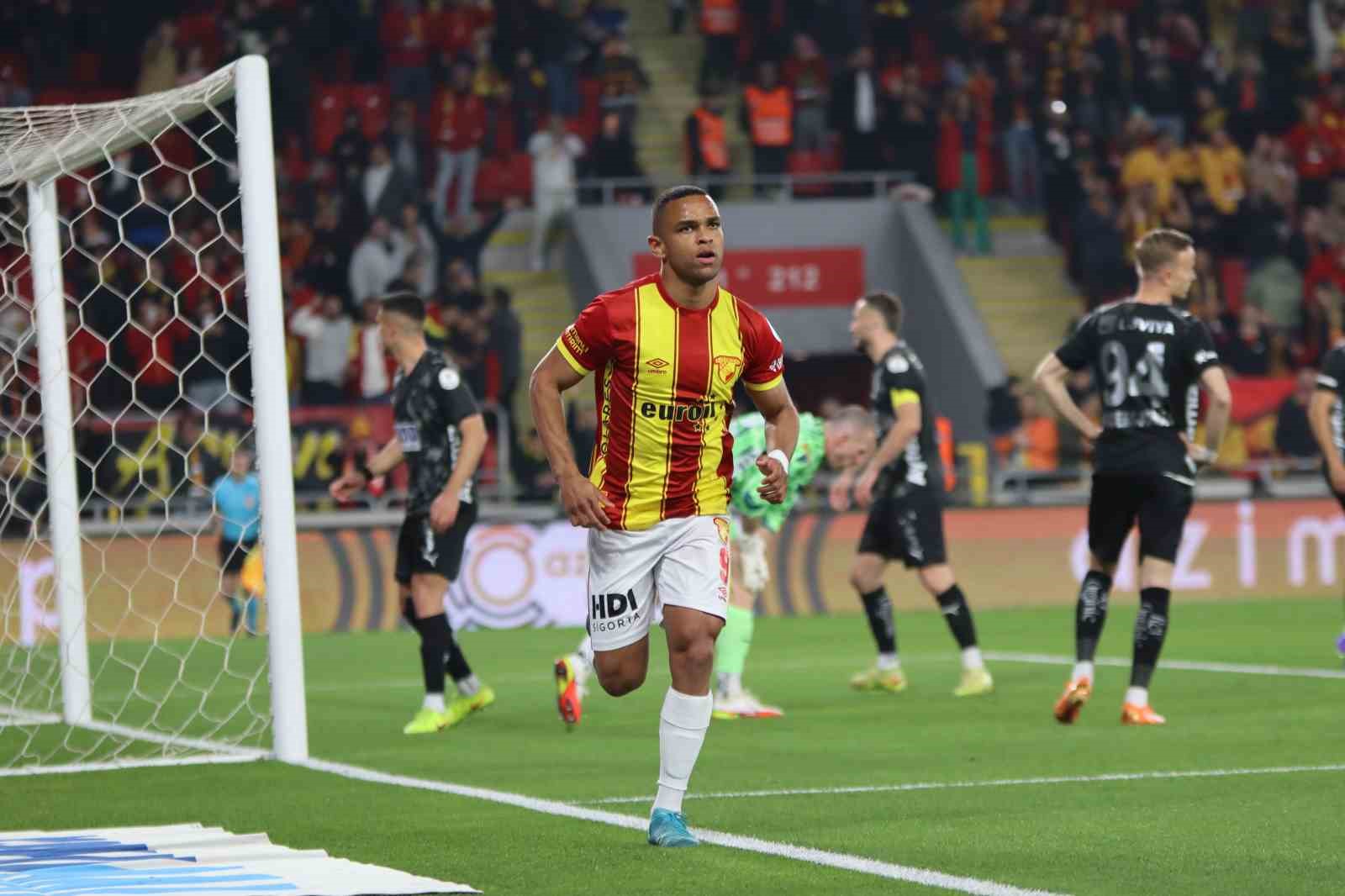 Trendyol Süper Lig: Göztepe: 1 - Alanyaspor: 1 (İlk yarı)
