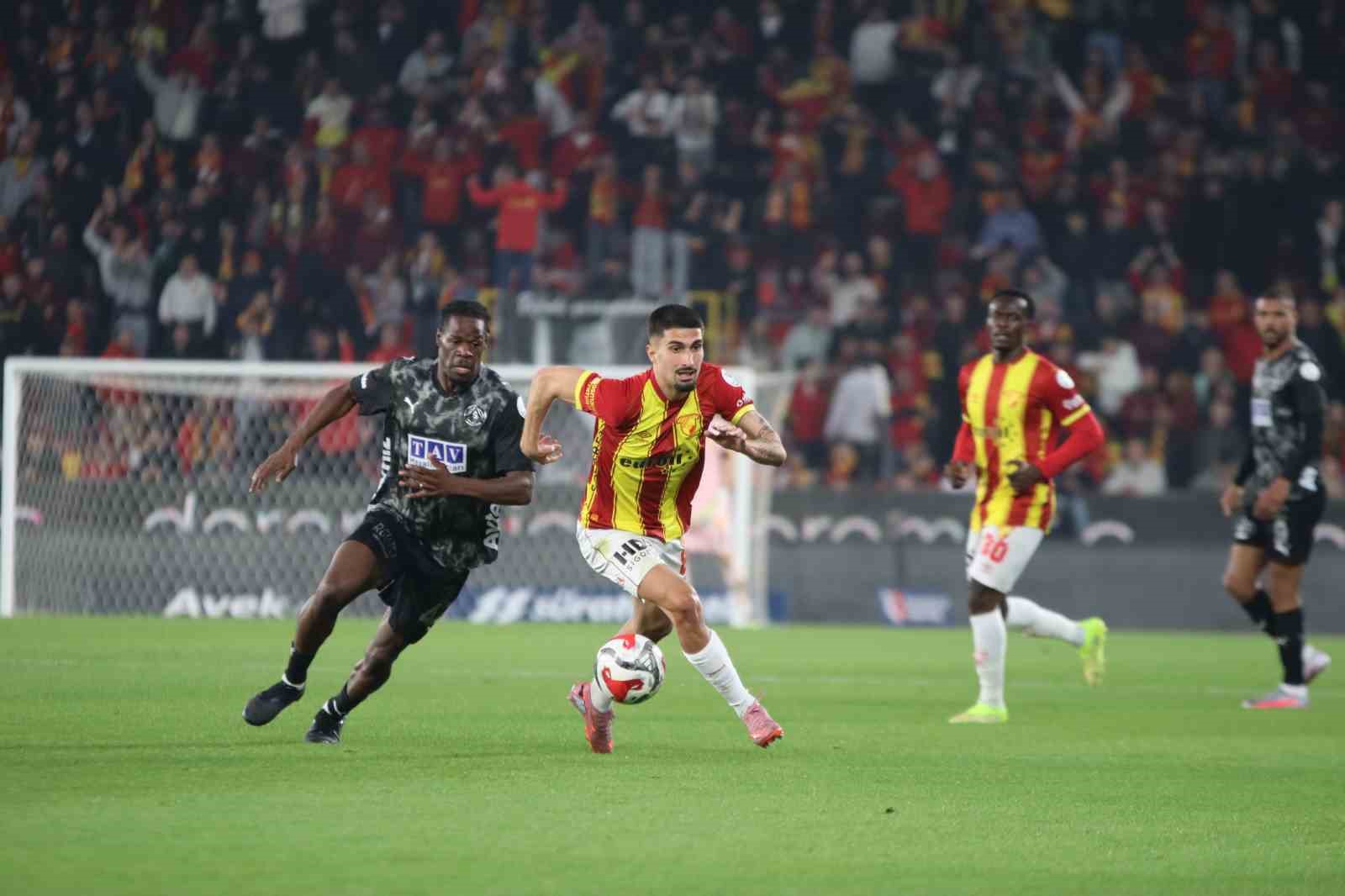 Trendyol Süper Lig: Göztepe: 1 - Alanyaspor: 1 (İlk yarı)
