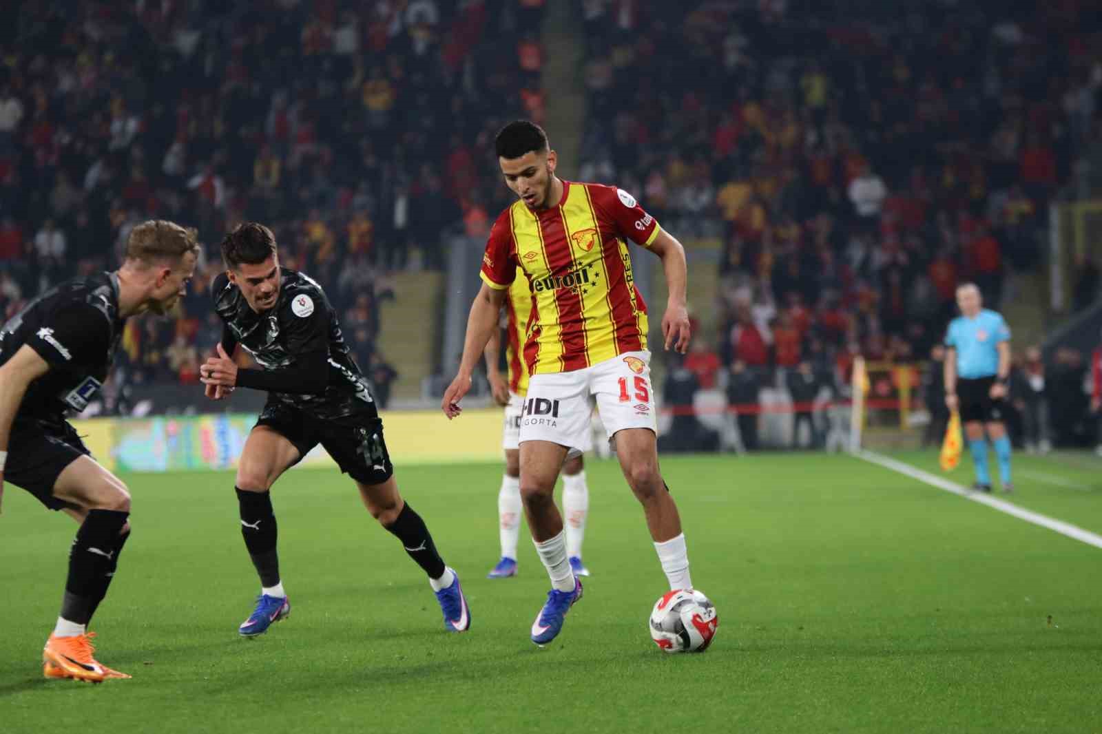 Trendyol Süper Lig: Göztepe: 1 - Alanyaspor: 1 (İlk yarı)
