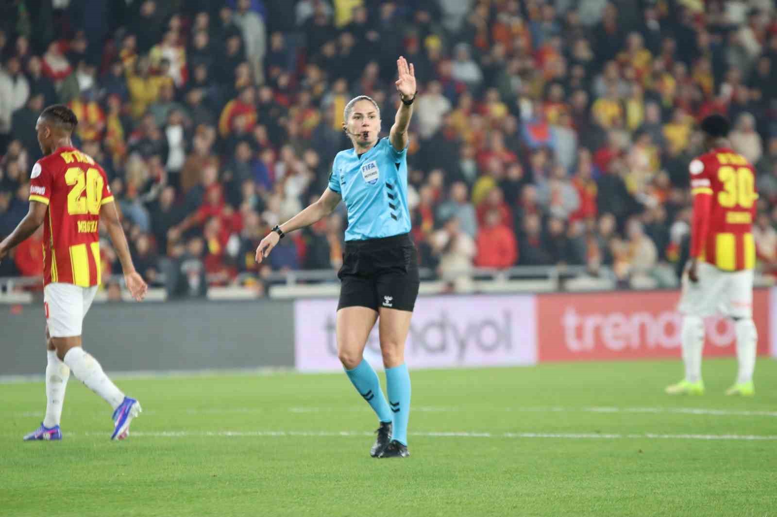 Trendyol Süper Lig: Göztepe: 1 - Alanyaspor: 1 (İlk yarı)
