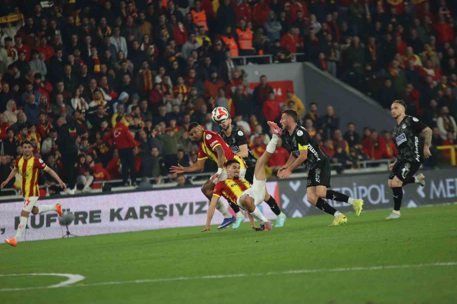 Trendyol Süper Lig: Göztepe: 1 - Alanyaspor: 1 (İlk yarı)
