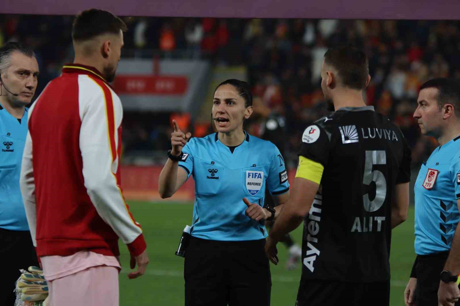 Trendyol Süper Lig: Göztepe: 1 - Alanyaspor: 1 (İlk yarı)
