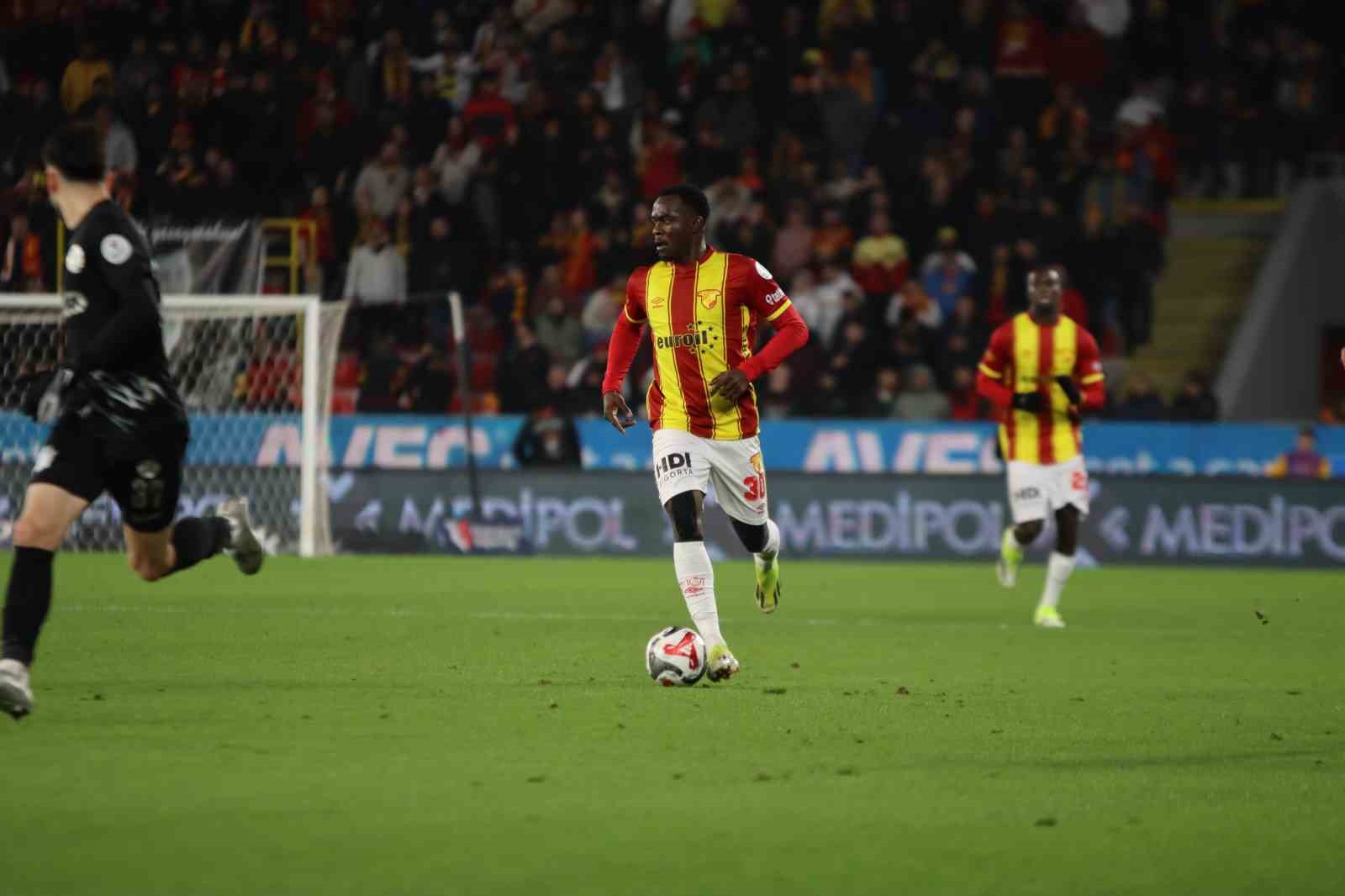 Trendyol Süper Lig: Göztepe: 1 - Çaykur Rizespor: 0 (İlk yarı)
