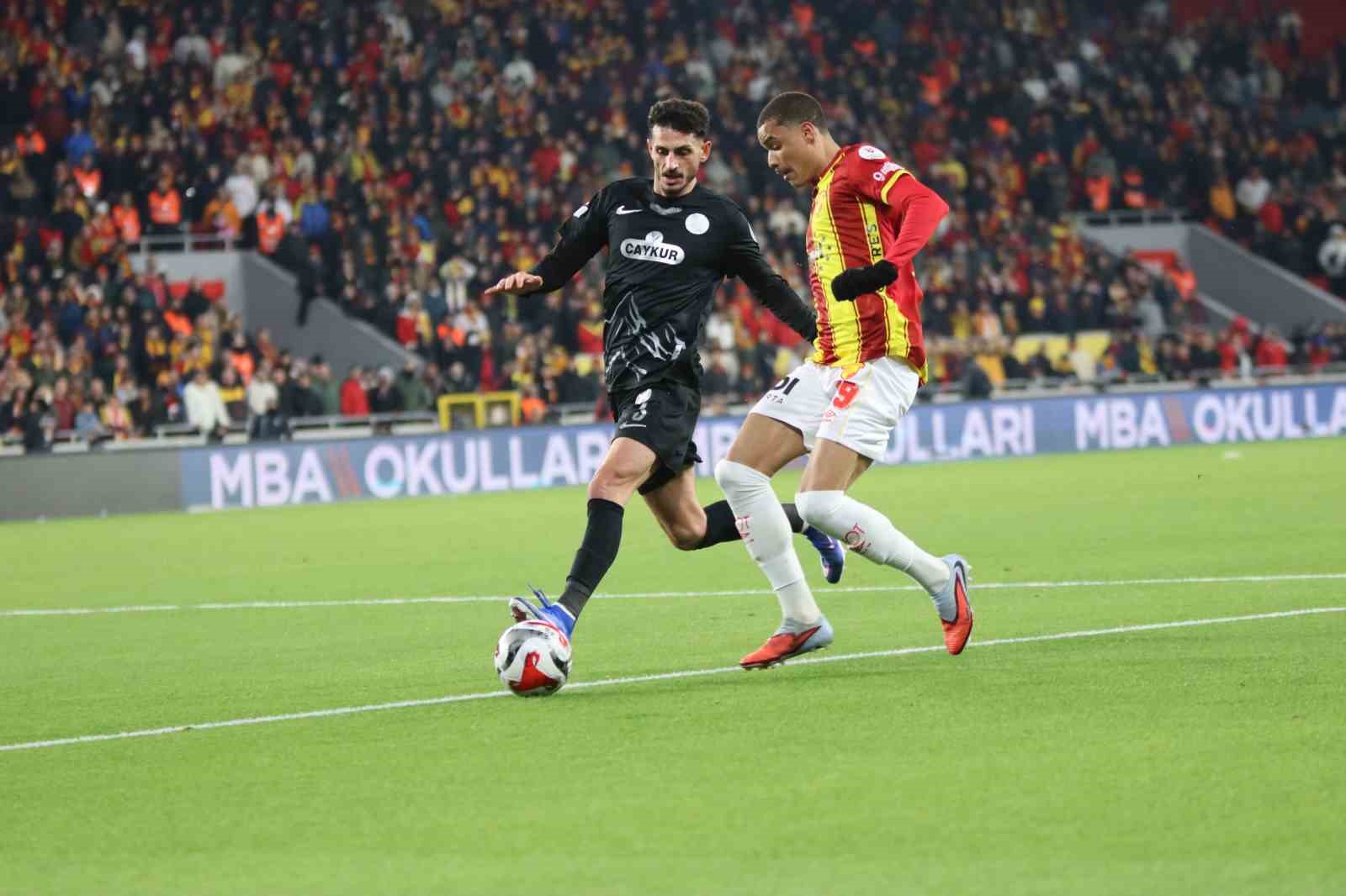 Trendyol Süper Lig: Göztepe: 1 - Çaykur Rizespor: 0 (İlk yarı)
