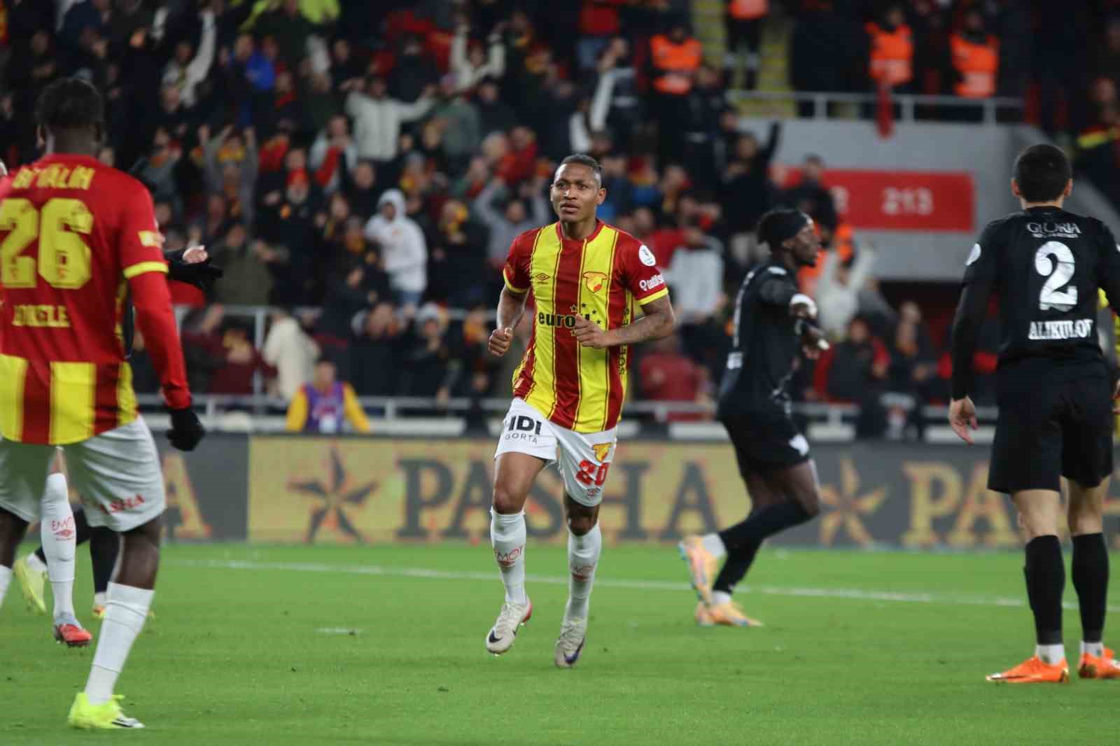 Trendyol Süper Lig: Göztepe: 1 - Çaykur Rizespor: 0 (İlk yarı)
