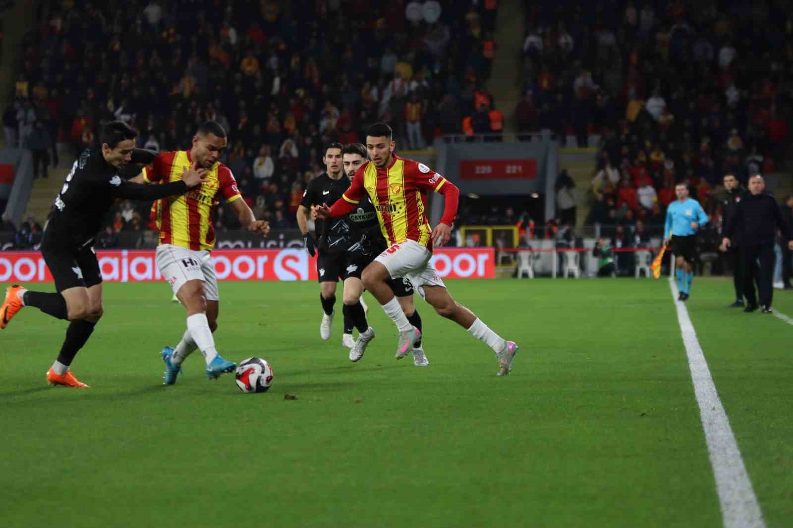 Trendyol Süper Lig: Göztepe: 1 - Çaykur Rizespor: 0 (İlk yarı)

