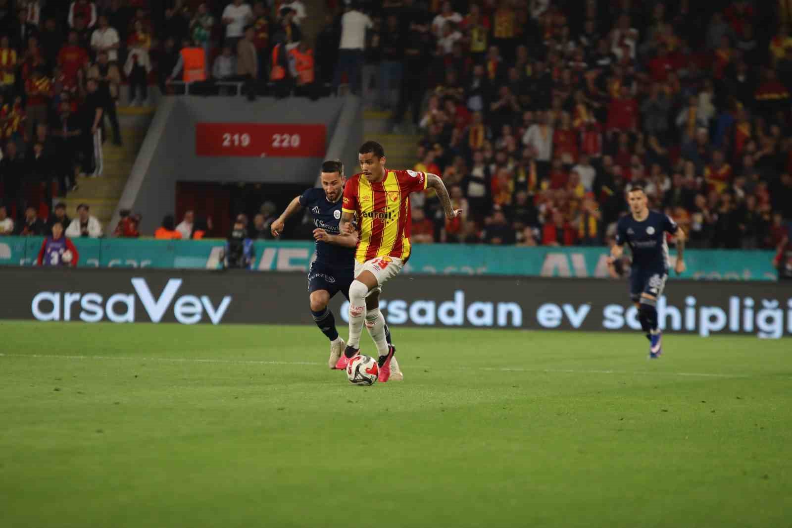 Trendyol Süper Lig: Göztepe: 2 - Antalyaspor: 0 (İlk yarı)
