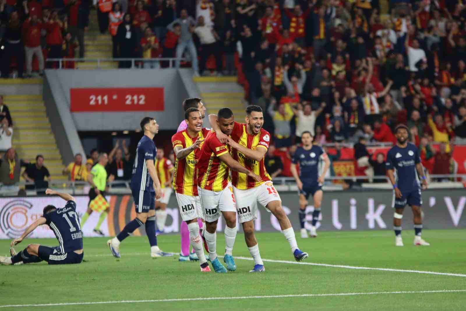 Trendyol Süper Lig: Göztepe: 2 - Antalyaspor: 0 (İlk yarı)
