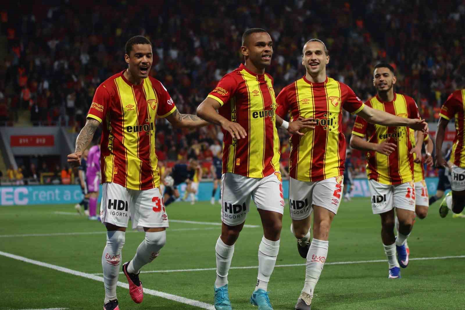 Trendyol Süper Lig: Göztepe: 2 - Antalyaspor: 0 (İlk yarı)
