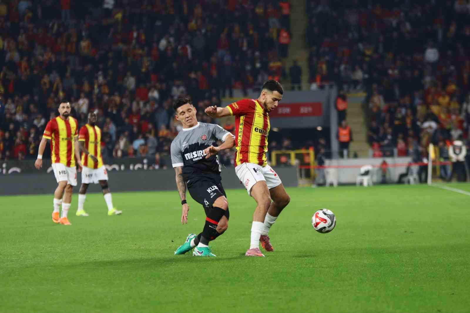 Trendyol Süper Lig: Göztepe: 2 - Fatih Karagümrük: 1 (İlk yarı)
